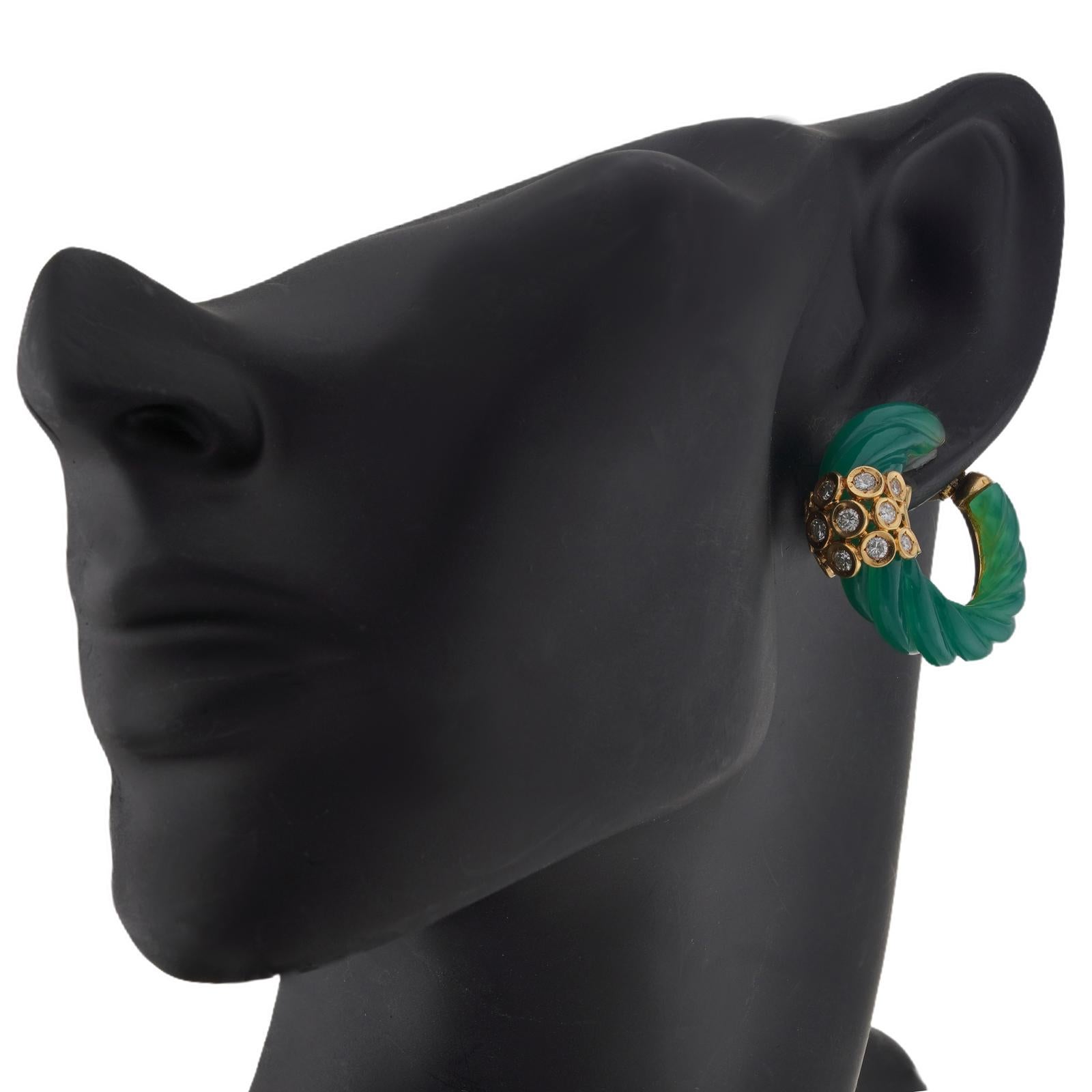 VAN CLEEF & ARPELS Orecchini in oro giallo 18k con diamante e crisoprasio verde In condizioni ottime in vendita a New York, NY