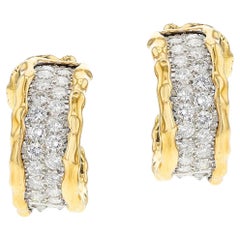 Van Cleef & Arpels Boucles d'oreilles en or texturé et diamants, 18 carats