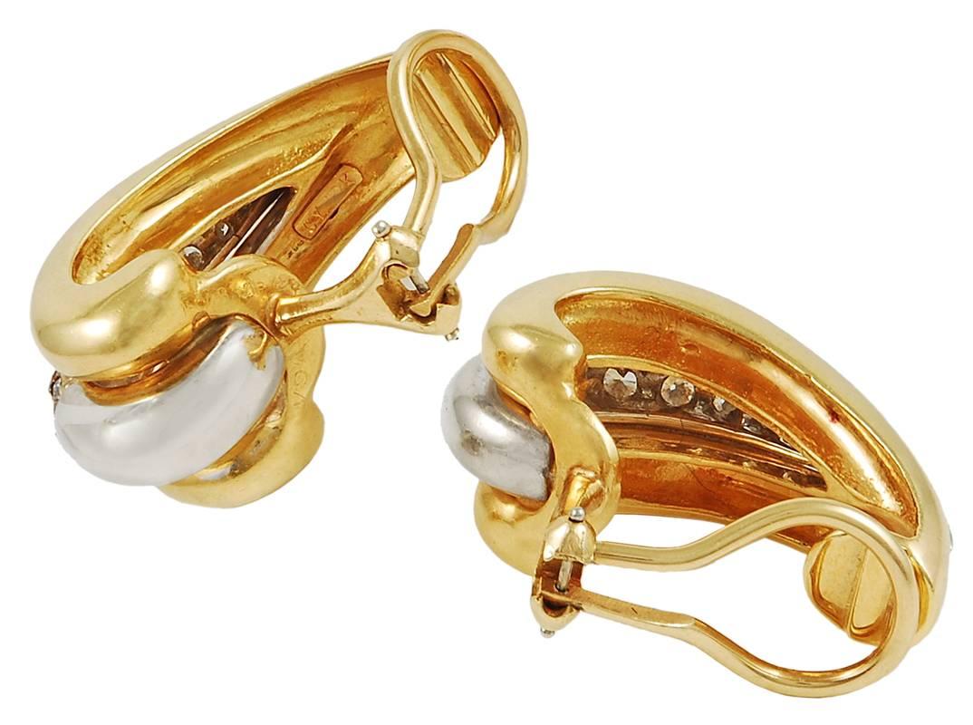 This set of Van Cleef & Arpels hoop ear clips are each comprised with a pavé of luminous round brilliant-cut diamonds hugged at the center by two 18k yellow gold hoops.
Signed Van Cleef & Arpels.
Circa 1980s