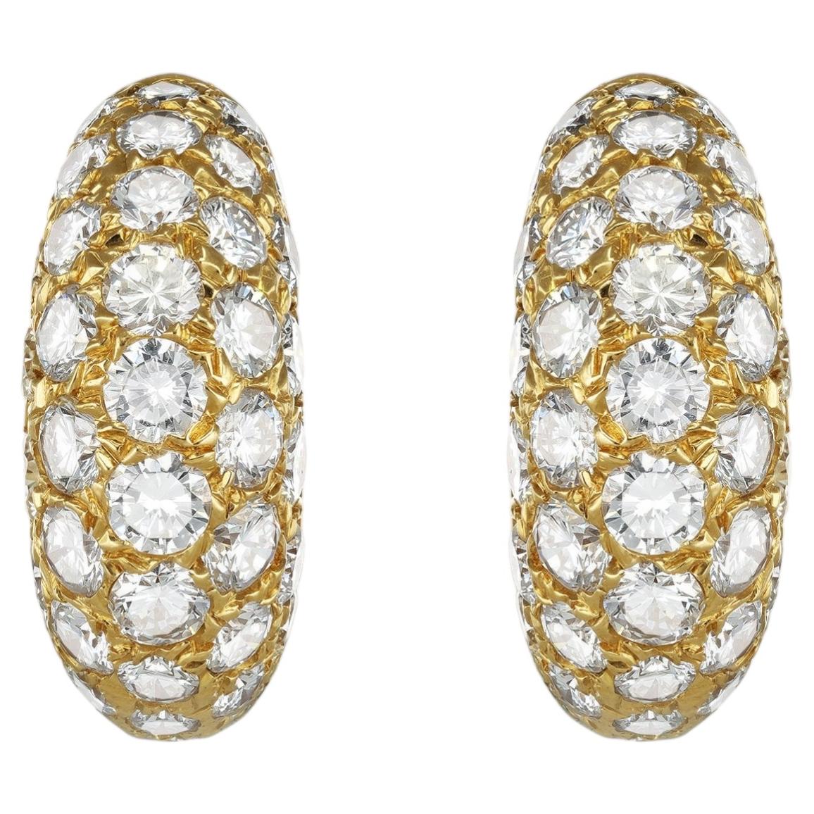 Pendientes de aro de diamantes Van Cleef & Arpels, franceses, hacia 1970.