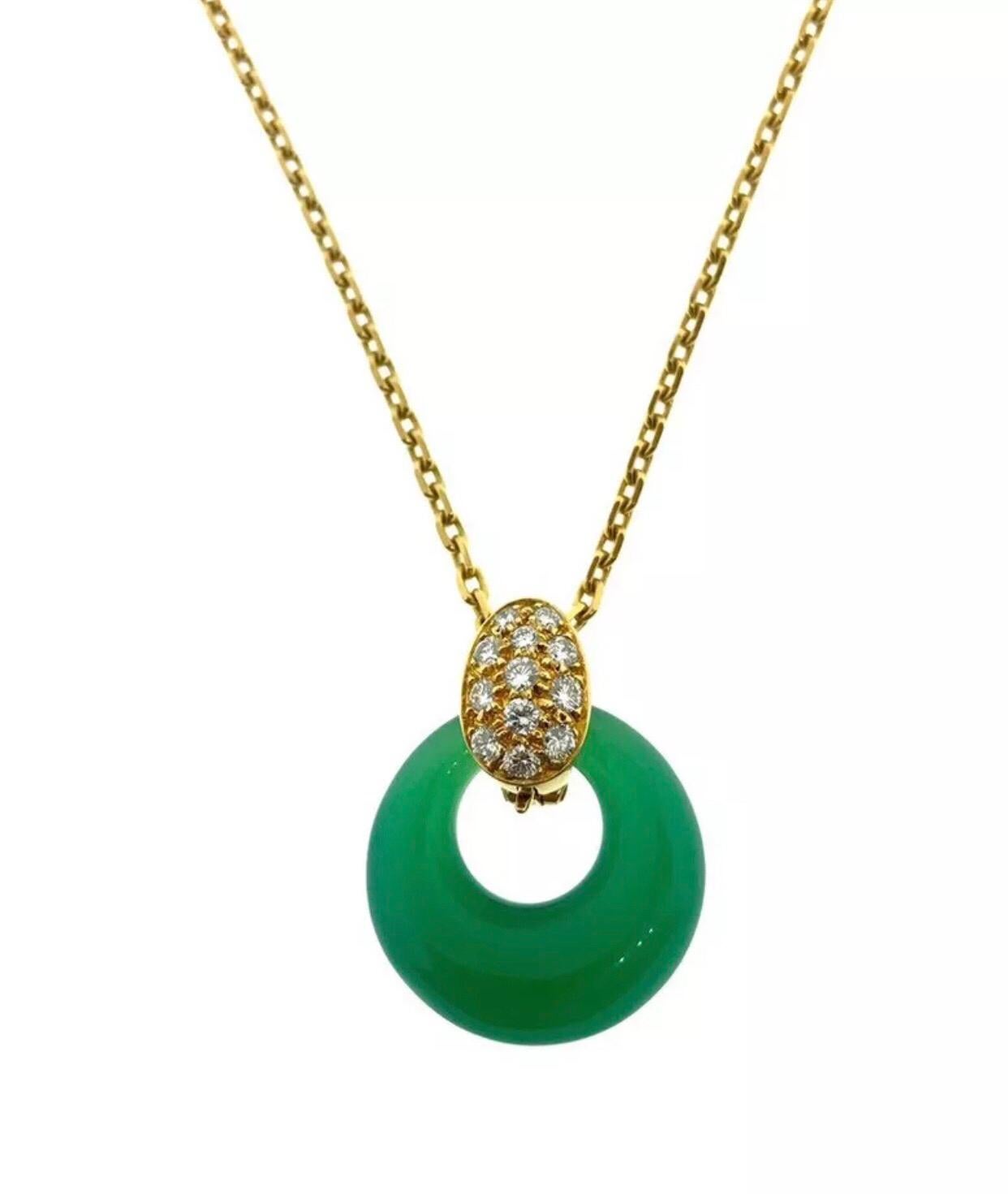 Van Cleef & Arpels Diamond Interchangeable Onyx Pearl Chrysoprase Necklace

This a beautiful and really fun Van Cleef & Arpels necklace. It comes with three interchangeable pendants which are each made up of semi-precious materials. The clip that