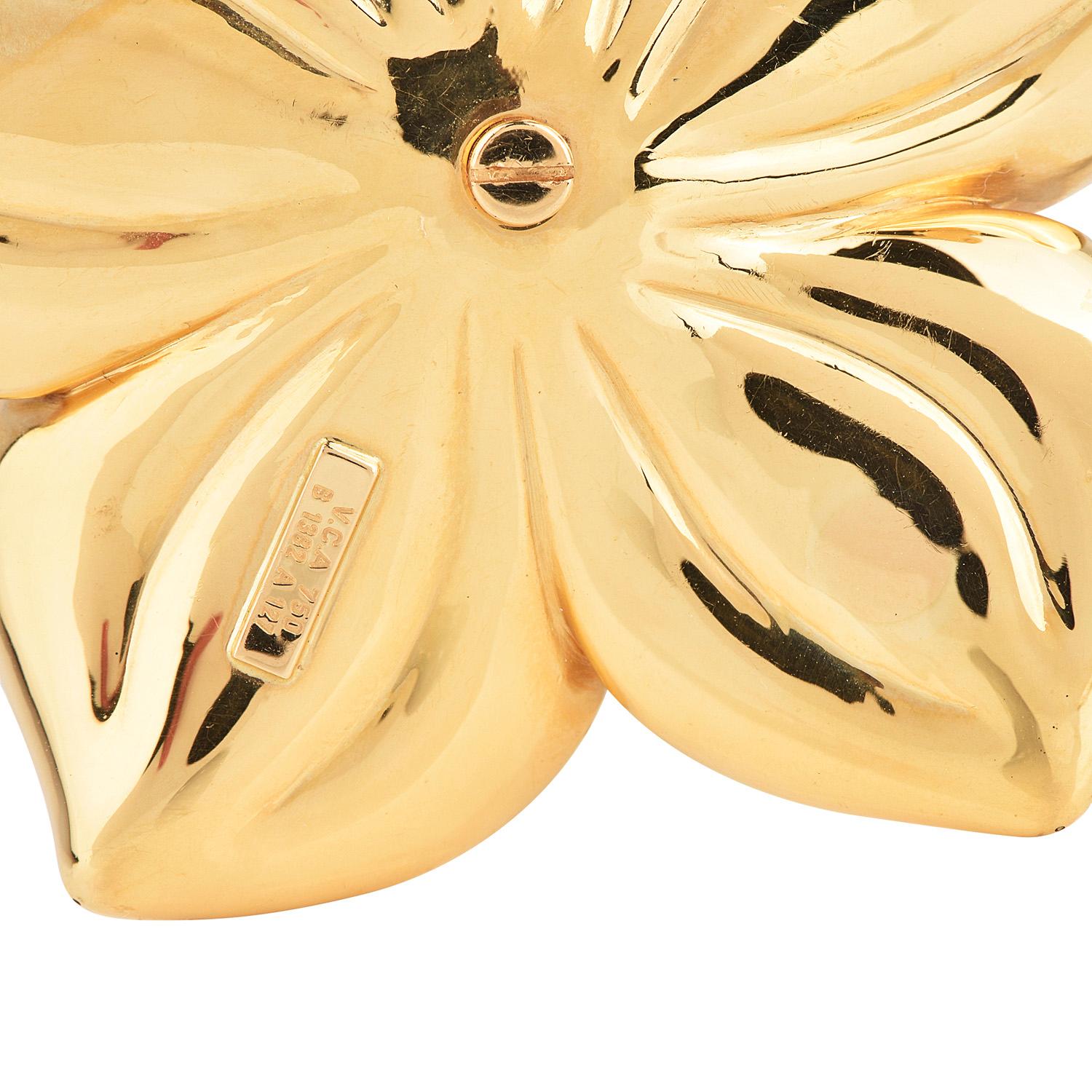 Van Cleef & Arpels Diamond Large 18K Gold Magnolia Floral Pin Brooch In Excellent Condition In Miami, FL
