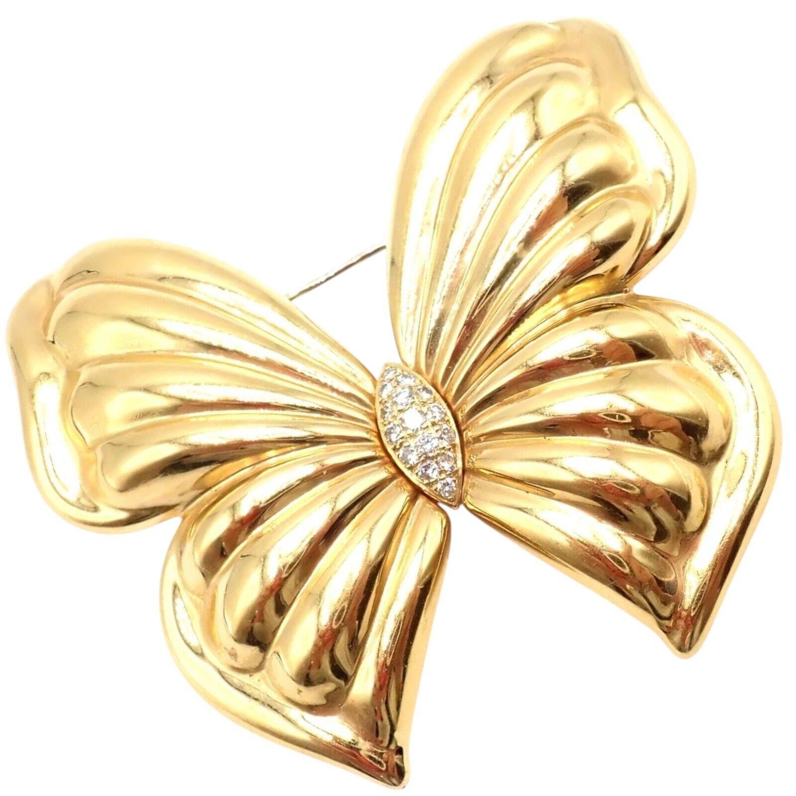 Broche de oro amarillo de 18 quilates con gran mariposa y diamantes de Van Cleef & Arpels. 
Con 15 diamantes redondos talla brillante claridad VS1, color E
Este broche Van Cleef & Arpels Mariposa extragrande, que desprende un encanto atemporal, está