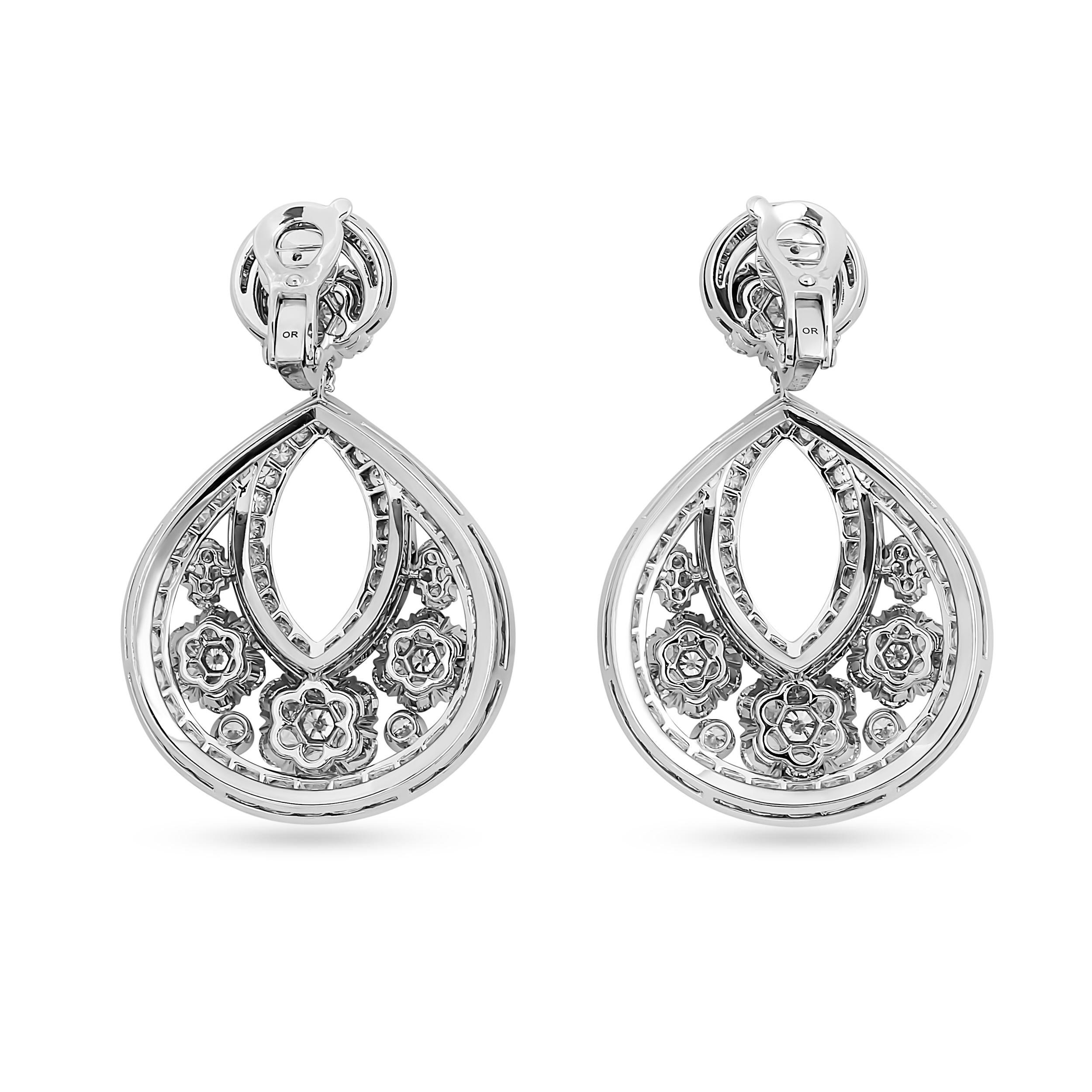 Van Cleef & Arpels Boucles d'oreilles flocon de neige grand modèle en diamants Excellent état - En vente à Philadelphia, PA
