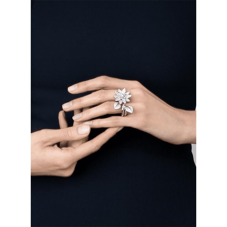 Meticulously crafted from 18k white gold, this exquisite pre-owned 'Between-the-Finger' ring from the Van Cleef & Arpels Lotus collection is one of the brand's most emblematic pieces. Shaped like a lotus flower blossom, a symbol of wisdom,