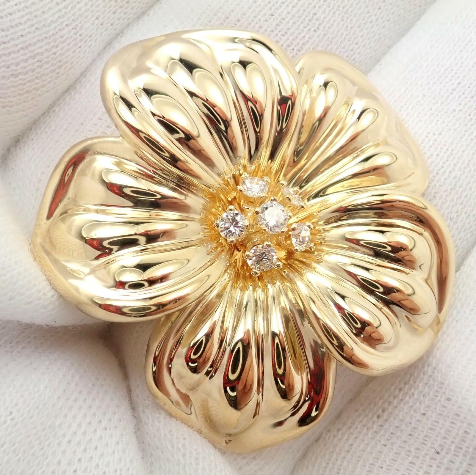 Women's or Men's Van Cleef & Arpels Diamond Magnolia Flower Yellow Gold Pin Brooch For Sale