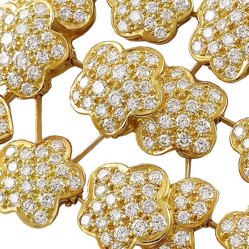 Faisant partie de l'emblématique collection Melusine de Van Cleef & Arpels, ce collier Melusine est conçu avec trois rangées de motifs floraux ajourés en or jaune 18 carats, agrémentés d'environ 40 carats de diamants brillants.  Signé Van Cleef &