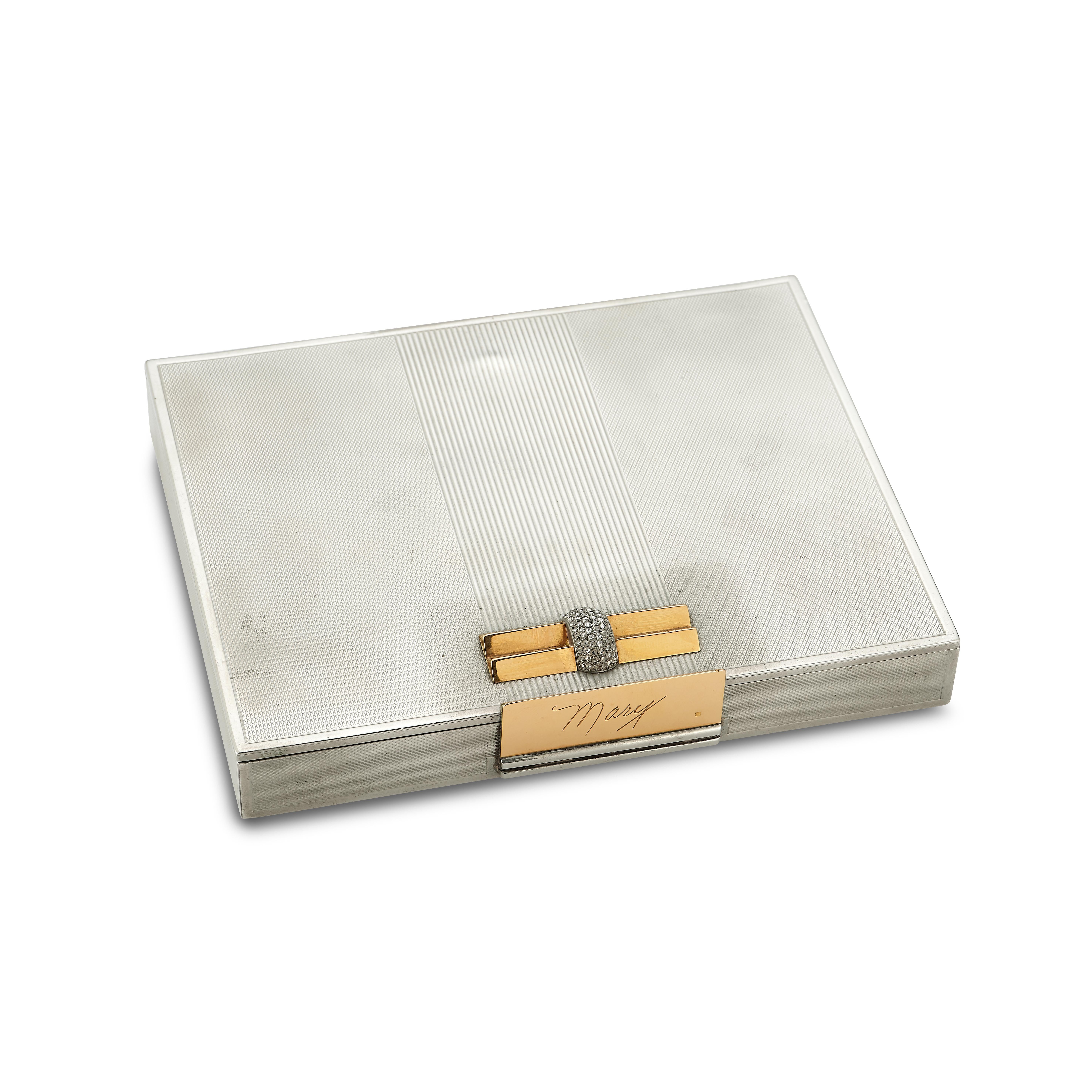 Estuche de maquillaje Van Cleef & Arpels Diamond Miniaudiere

Caja de maquillaje de plata con adorno y cierre de oro rosa y diamantes pavé. El interior de la caja consta de 5 compartimentos de diferentes tamaños.

Medidas: 6