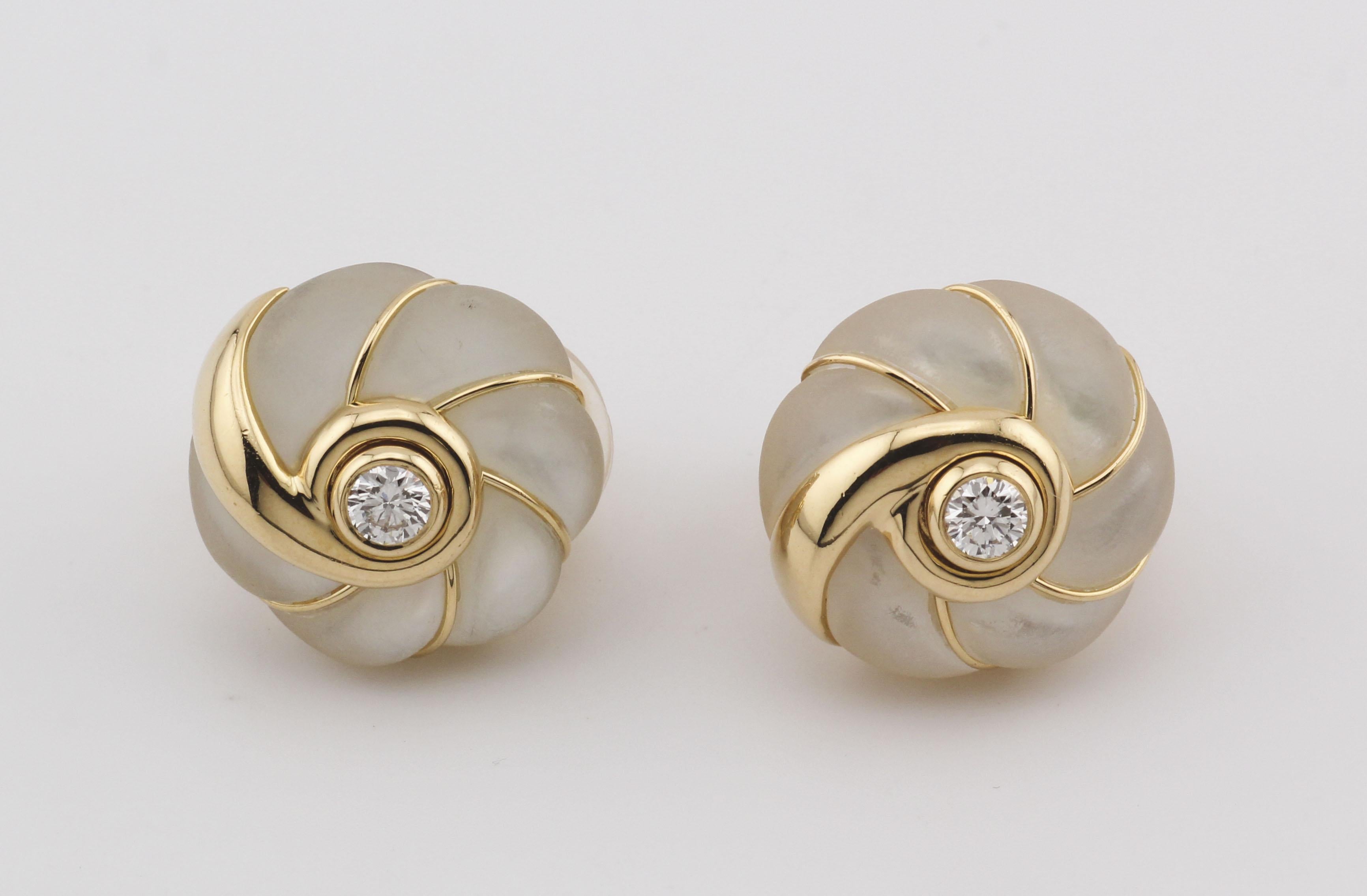 Brilliant Cut Van Cleef & Arpels Diamond MOP 18k Gold Button Earrings For Sale