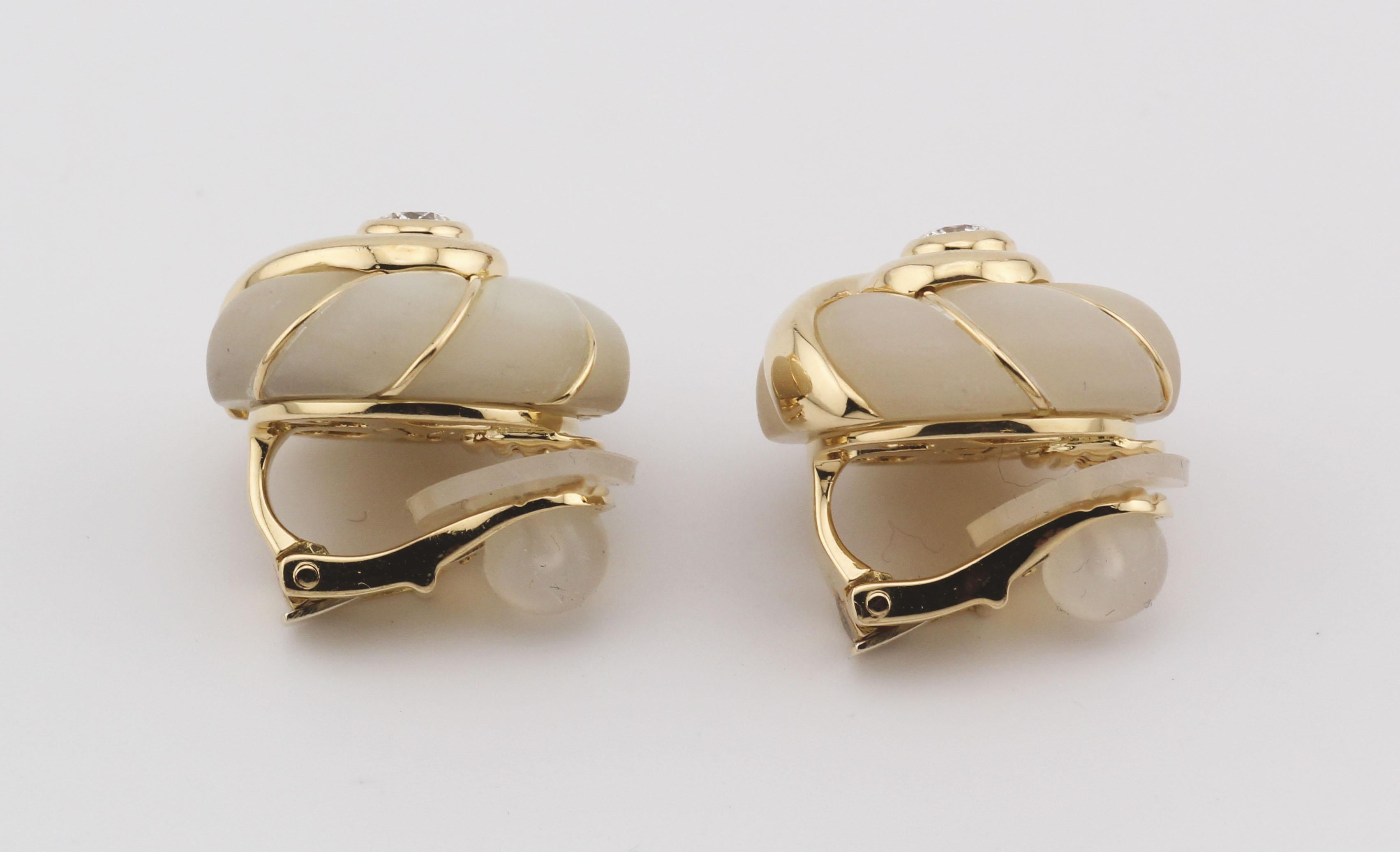 Van Cleef & Arpels Diamond MOP 18k Gold Button Earrings In Good Condition For Sale In Simpsonville, SC
