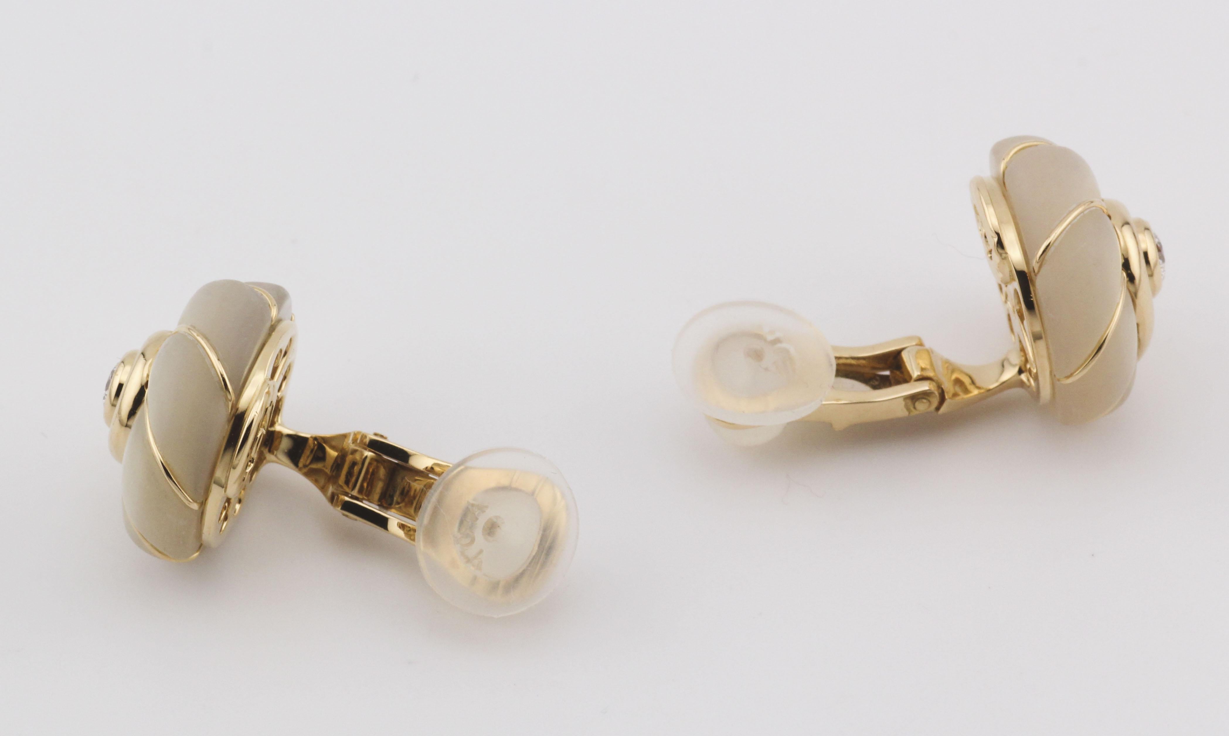 Women's Van Cleef & Arpels Diamond MOP 18k Gold Button Earrings For Sale