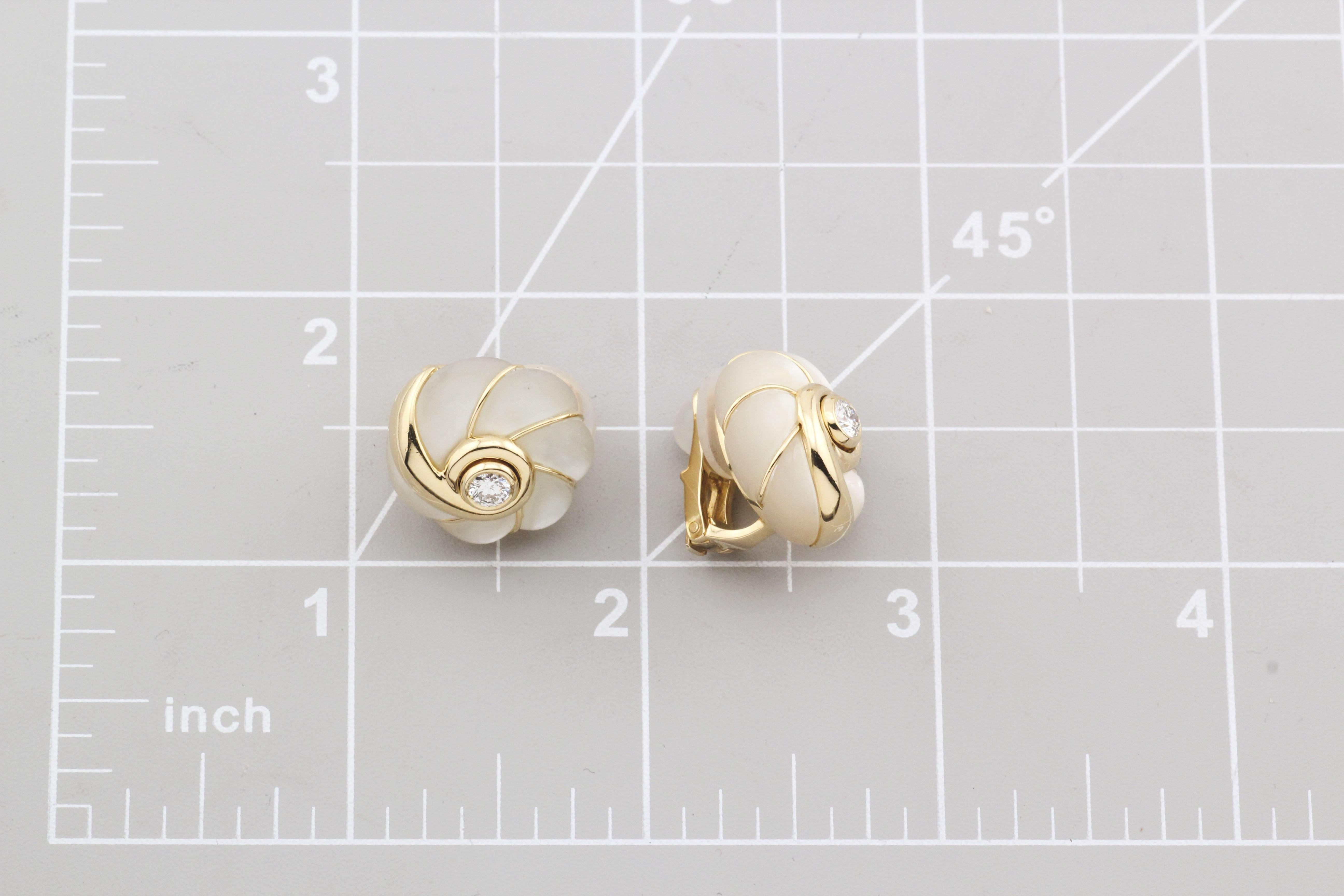 Van Cleef & Arpels Diamond MOP 18k Gold Button Earrings For Sale 4