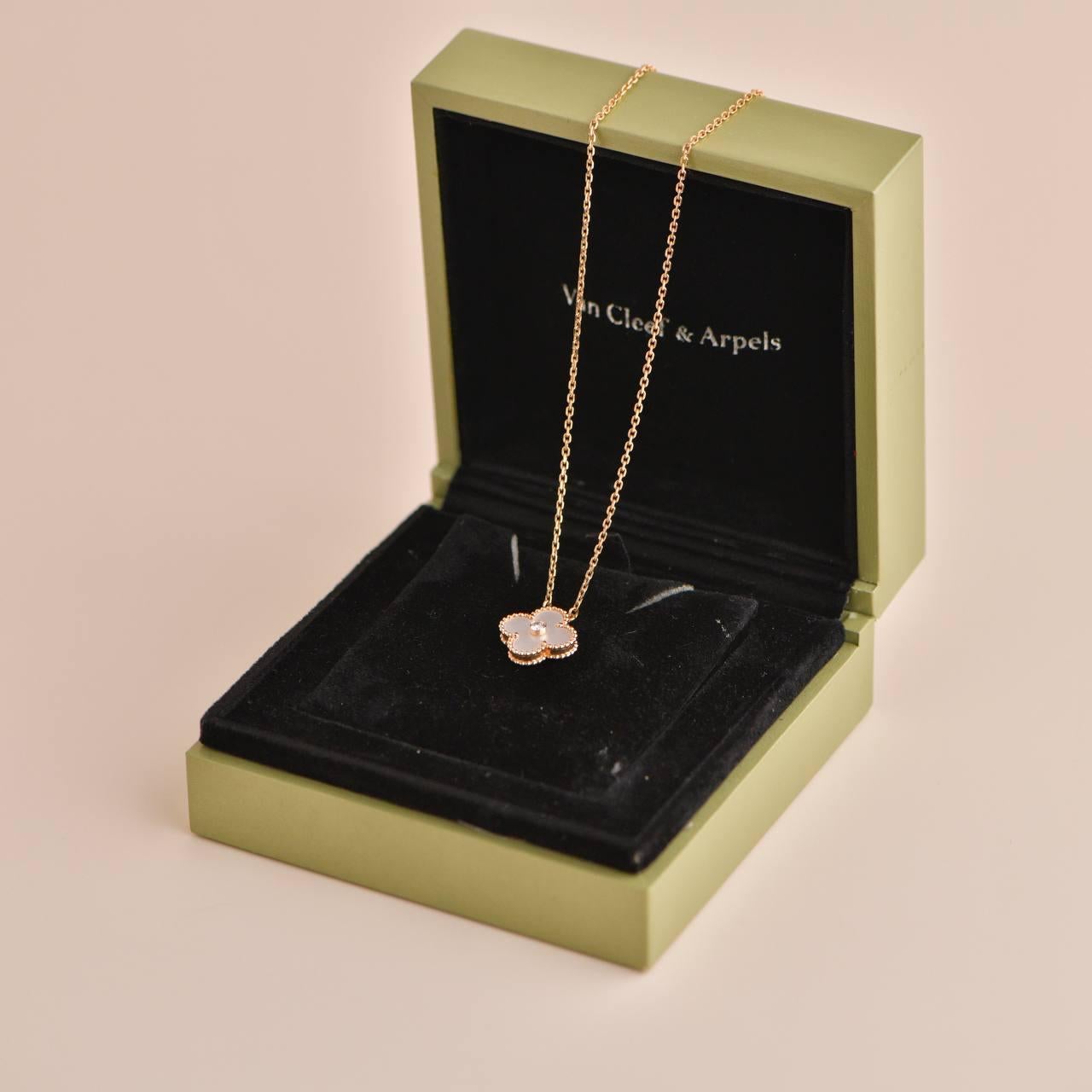 18k Rose Gold Limited Edition Perlmutt-Halskette, im Jahr 2012 Weihnachten als die Ferien-Anhänger veröffentlicht. VCA stellt diese Version nicht mehr her. Wahrlich ein kollektives Werk!

SKU:  AT-1685
Marke	Van Cleef &