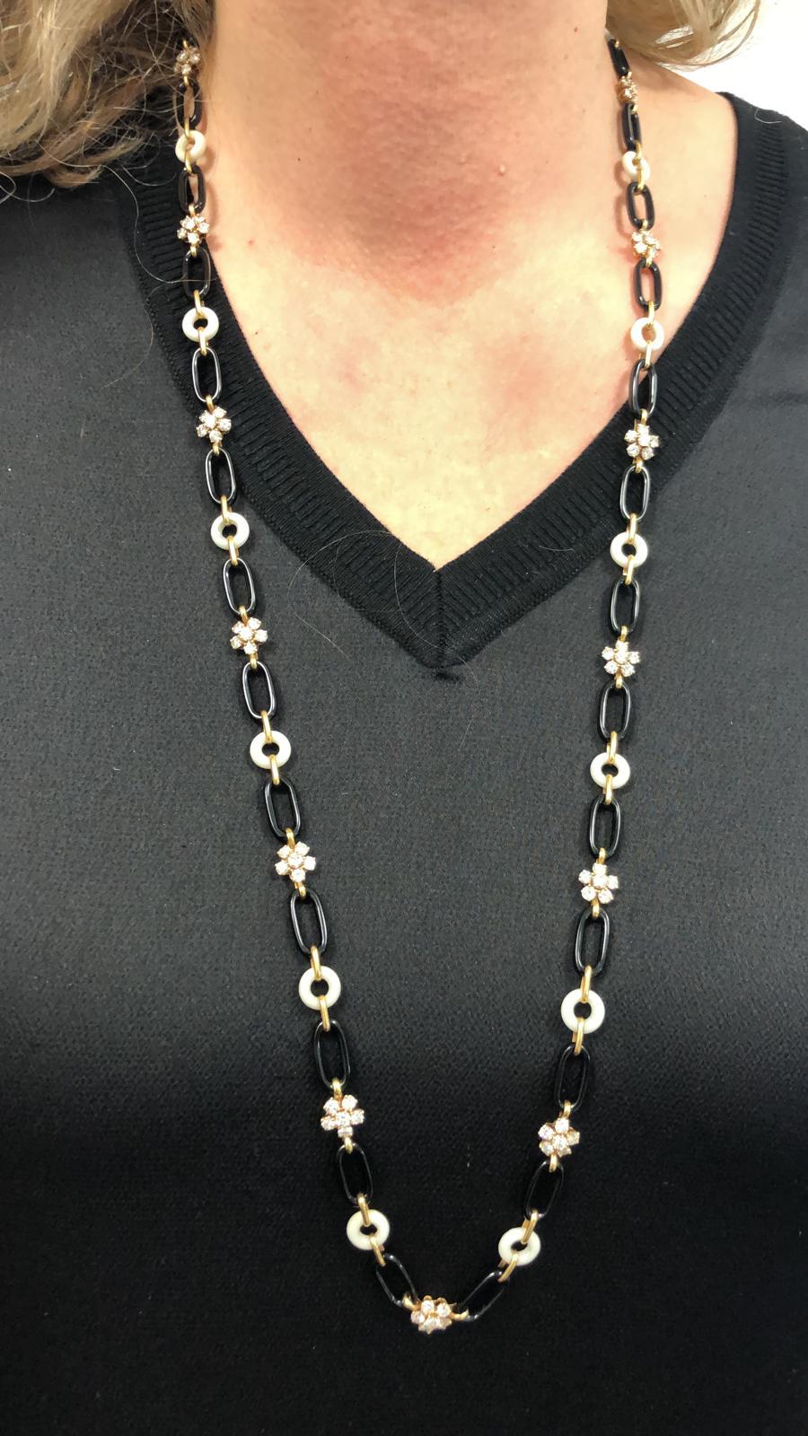 Van Cleef & Arpels Halskette aus Diamanten, Onyx und Korallen (Gemischter Schliff) im Angebot
