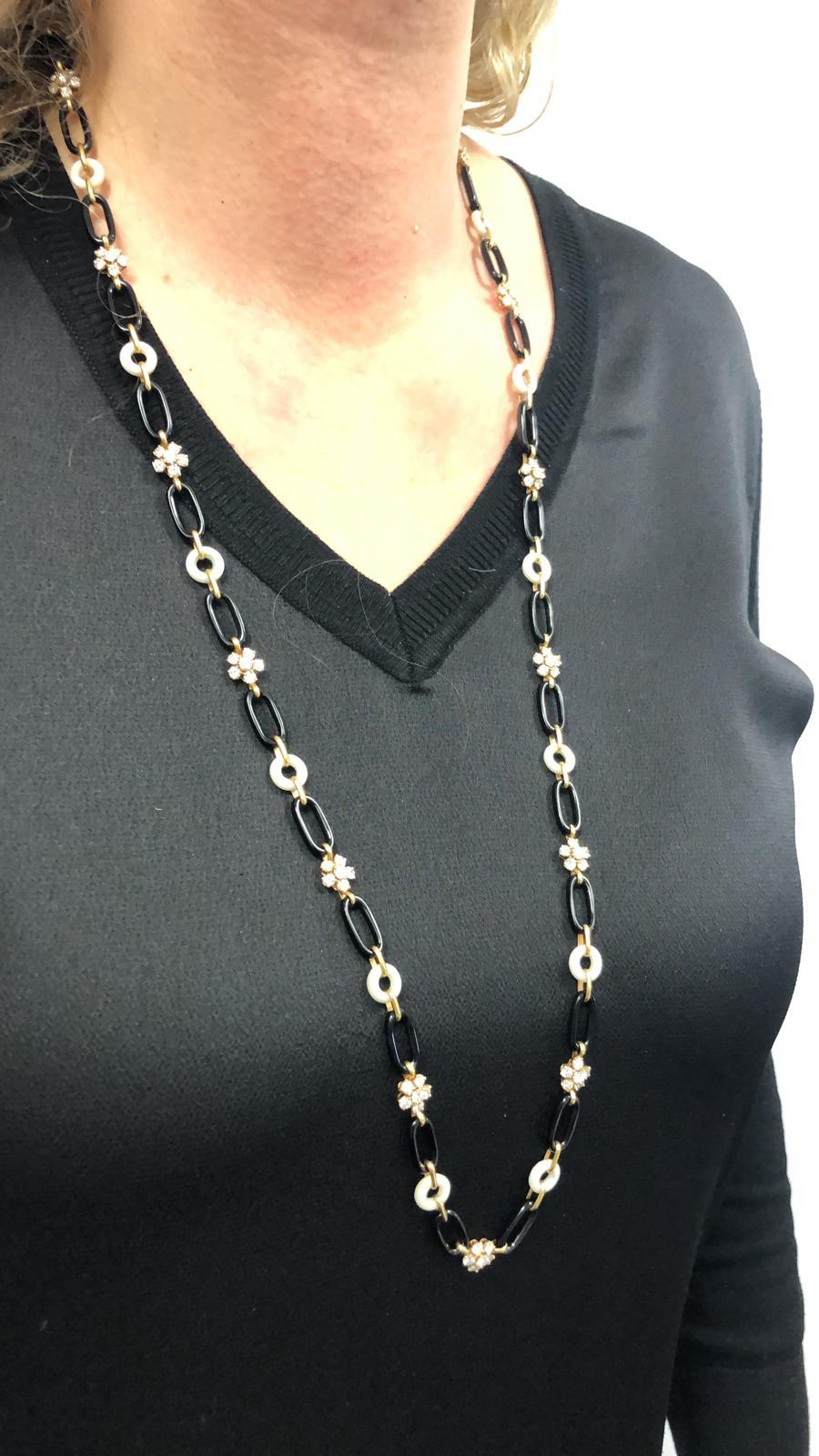 Van Cleef & Arpels Halskette aus Diamanten, Onyx und Korallen im Zustand „Gut“ im Angebot in New York, NY