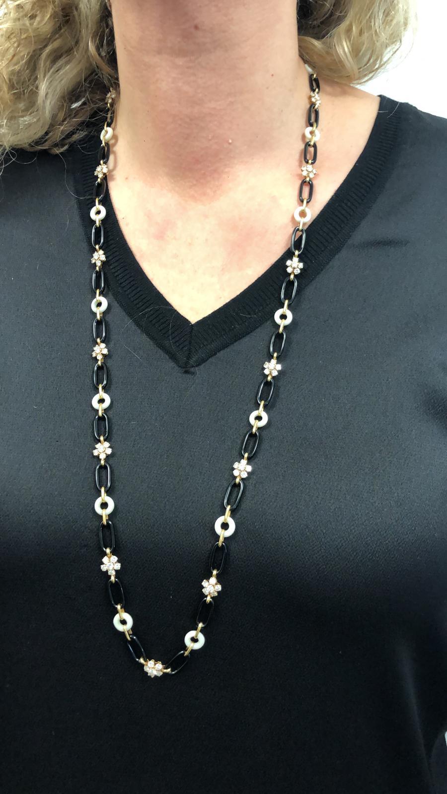 Van Cleef & Arpels Halskette aus Diamanten, Onyx und Korallen Damen im Angebot