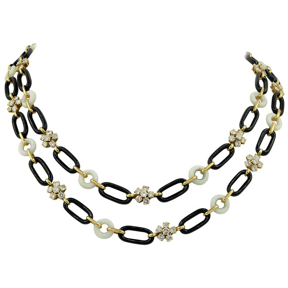 Van Cleef & Arpels Halskette aus Diamanten, Onyx und Korallen im Angebot