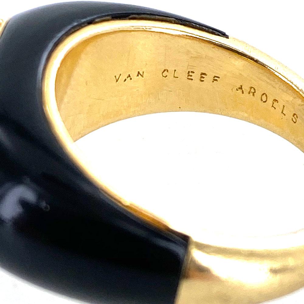 Van Cleef & Arpels Diamond Onyx Contemporary 18 Karat Yellow Gold Dome Ring In Excellent Condition In Boca Raton, FL