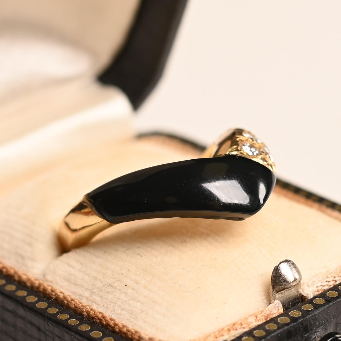 Cette exquise bague vintage Van Cleef & Arpels présente un étonnant design en forme de V, alliant harmonieusement élégance intemporelle et contraste audacieux. Une partie de la bague est ornée d'onyx riche et poli, tandis que l'autre est incrustée