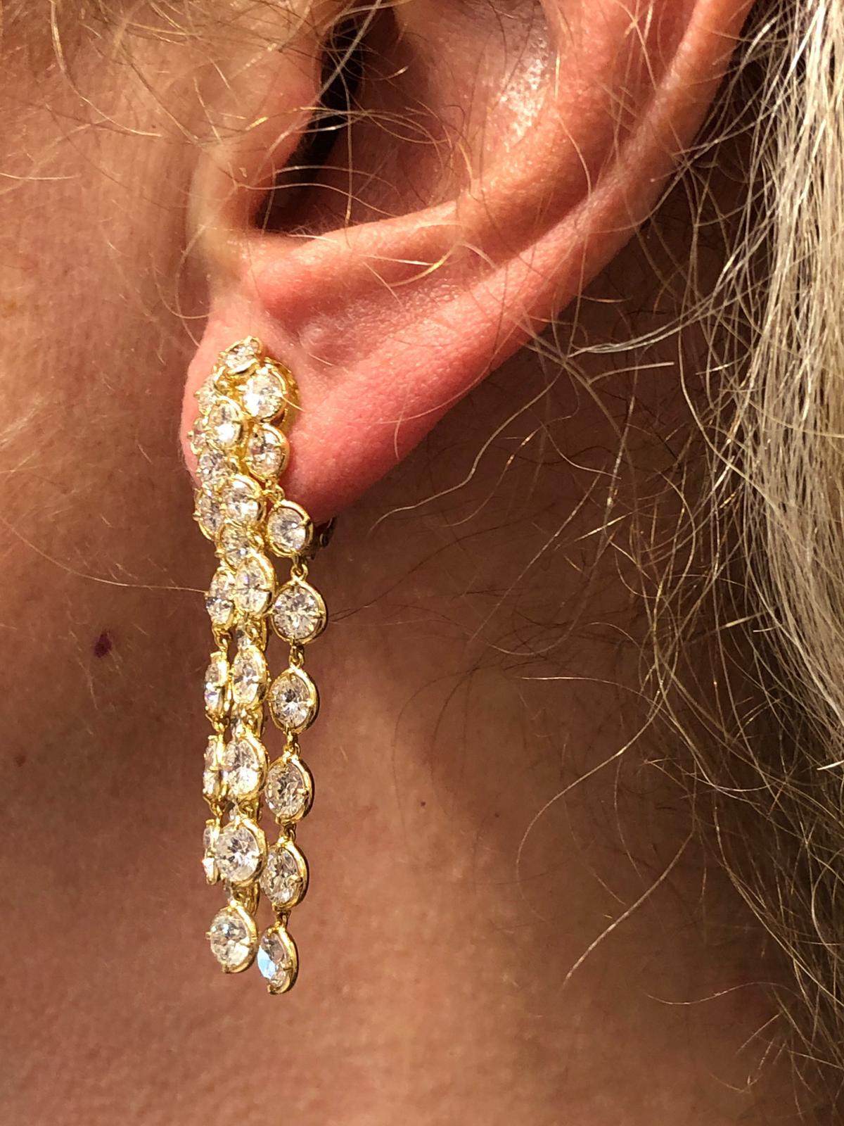 Van Cleef & Arpels Diamond Palmyre Earrings In Good Condition For Sale In New York, NY