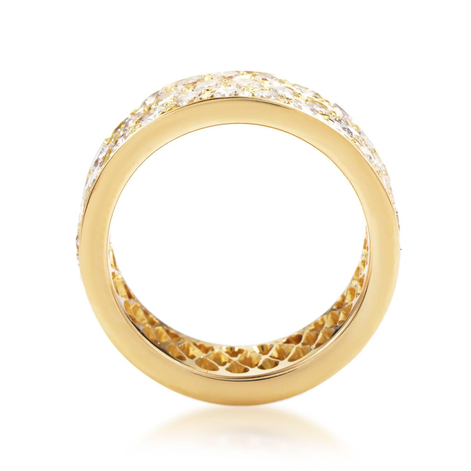 Where sophisticated prestige meets elegant simplicity, this magnificent wedding band from Van Cleef & Arpels boasts a neat 18K yellow gold body adorned with a brilliant arrangement of glistening diamonds weighing in total 2.93 carats.
Included