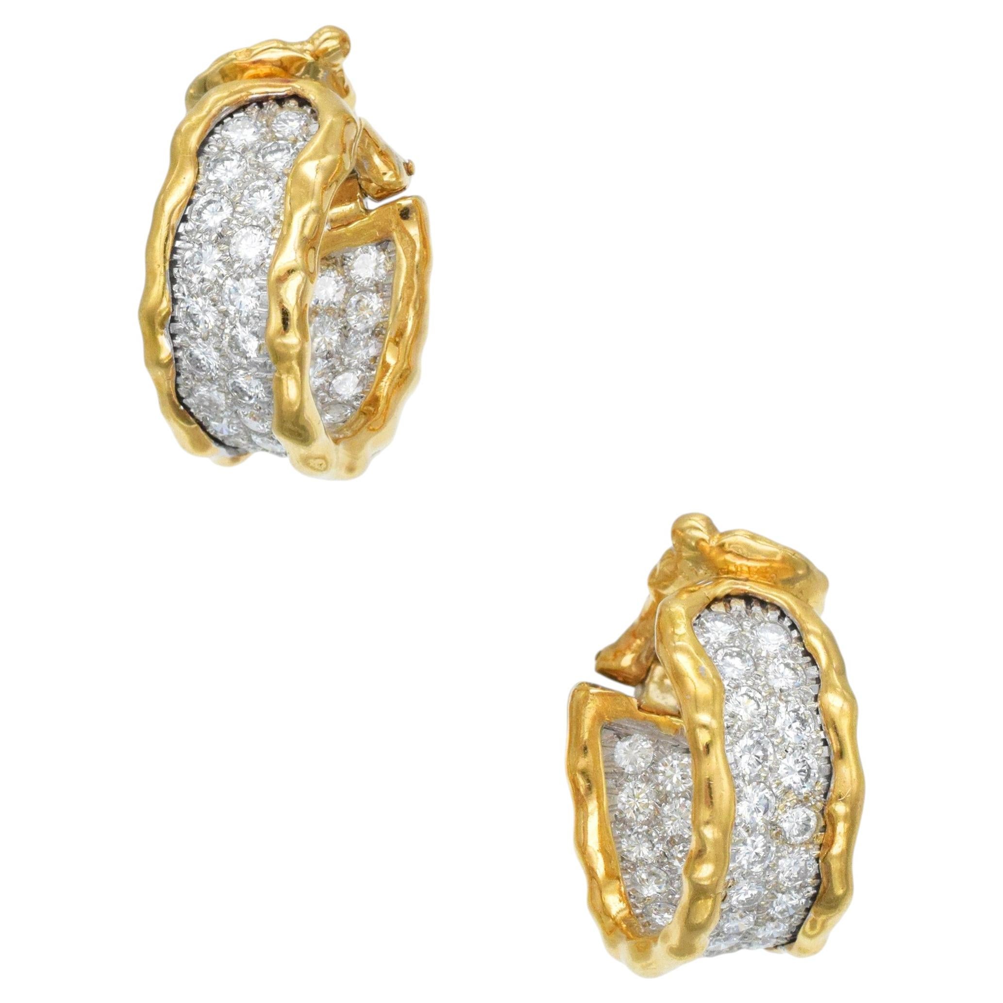 Aros «Inside-out» con pavé de diamantes de Van Cleef & Arpels en venta