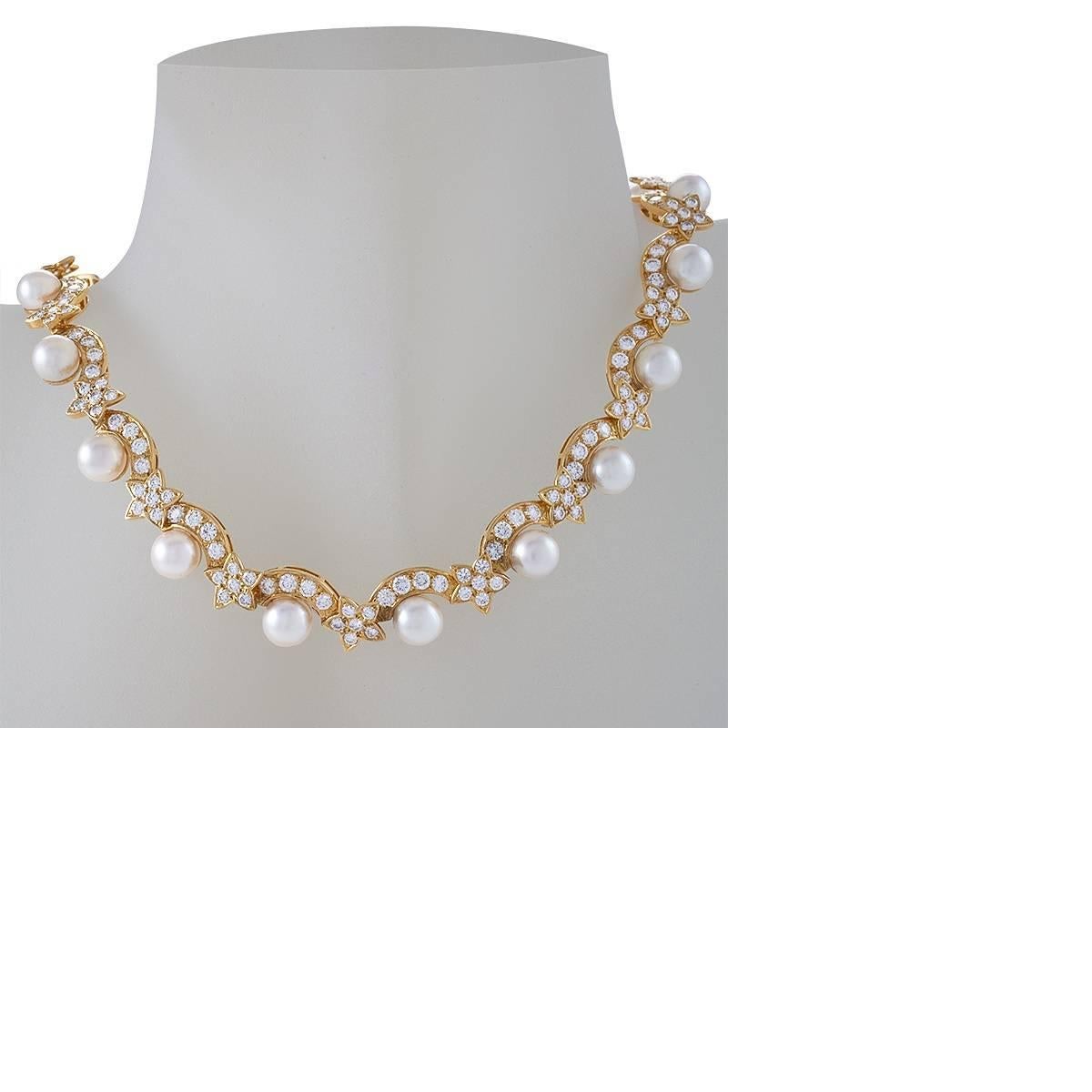 Round Cut Van Cleef & Arpels Diamond and Pearl Gold 