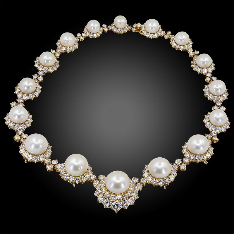 1960er Jahre Collier aus 18 Karat Gelbgold, besetzt mit Diamanten im Brillantschliff und 16 Perlen 10,5-15,5 mm, signiert Van Cleef & Arpels. Gesamtes Karatgewicht der Diamanten ca. 100 ct.