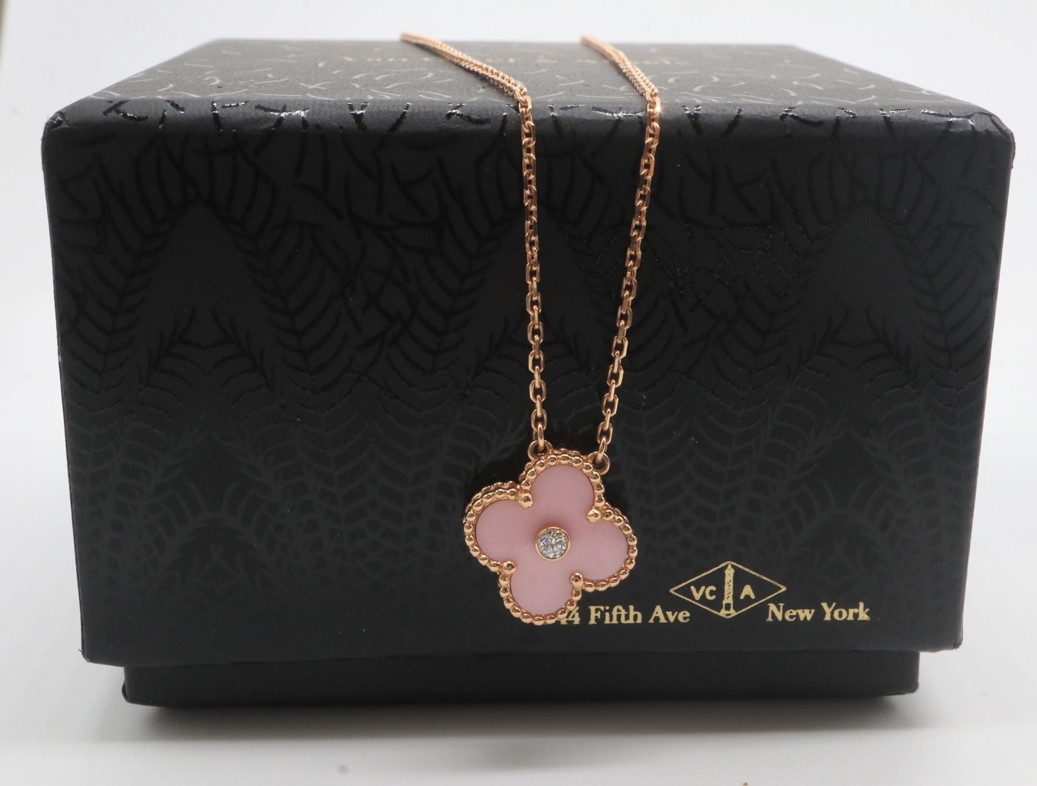 Taille ronde Van Cleef & Arpels Collier Alhambra en or rose 18 carats, diamants et porcelaine rose