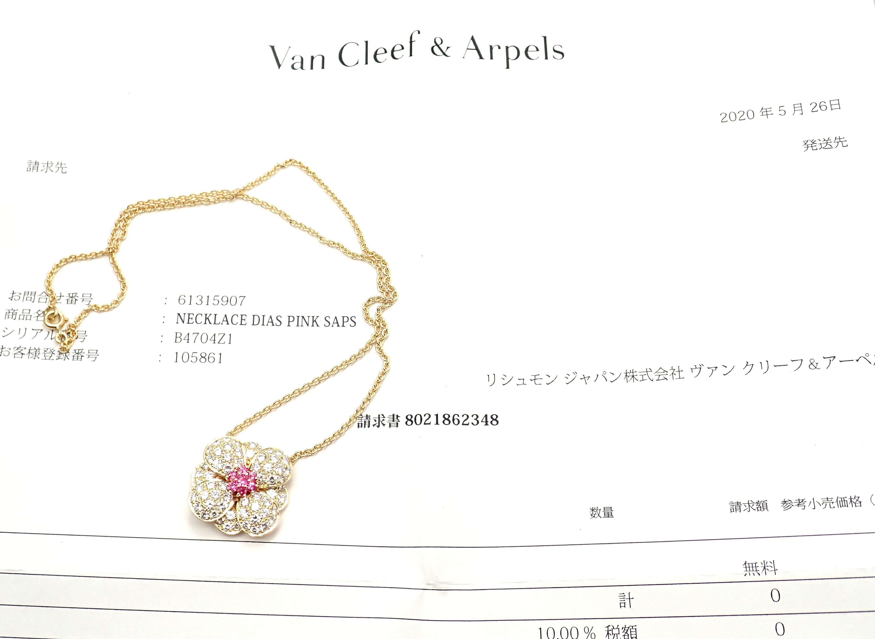 Taille brillant Van Cleef & Arpels Collier pendentif fleur en or jaune avec diamants et saphirs roses en vente