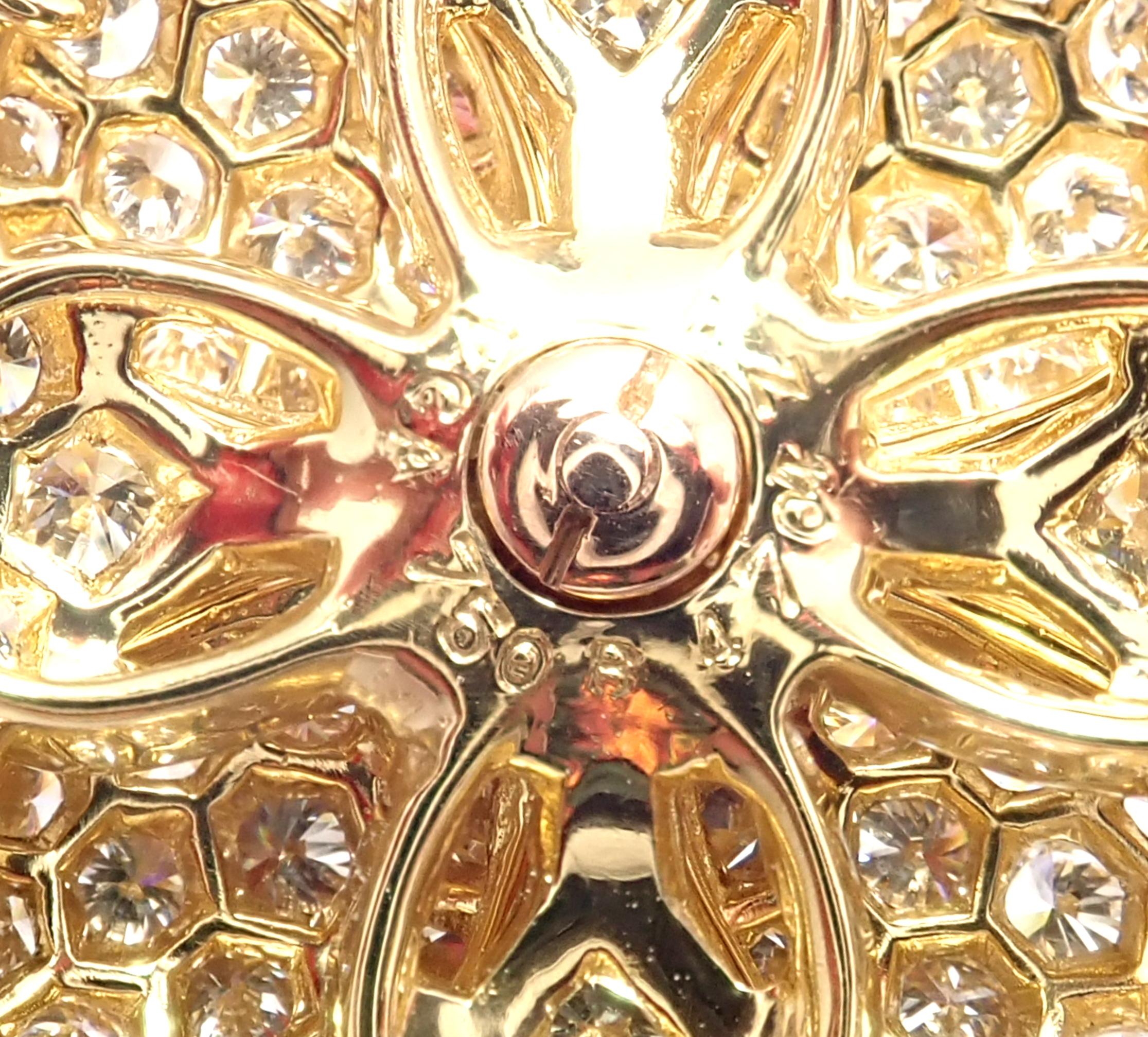 Van Cleef & Arpels Collier pendentif fleur en or jaune avec diamants et saphirs roses en vente 1