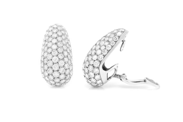 Earrings finely crafted in Platinum.
Bombe oval design signed Van Cleef & Arpels.
The total weight of the diamonds was calculated at approximately 15.00 ct.
Earrings come with original V.C.A pouch