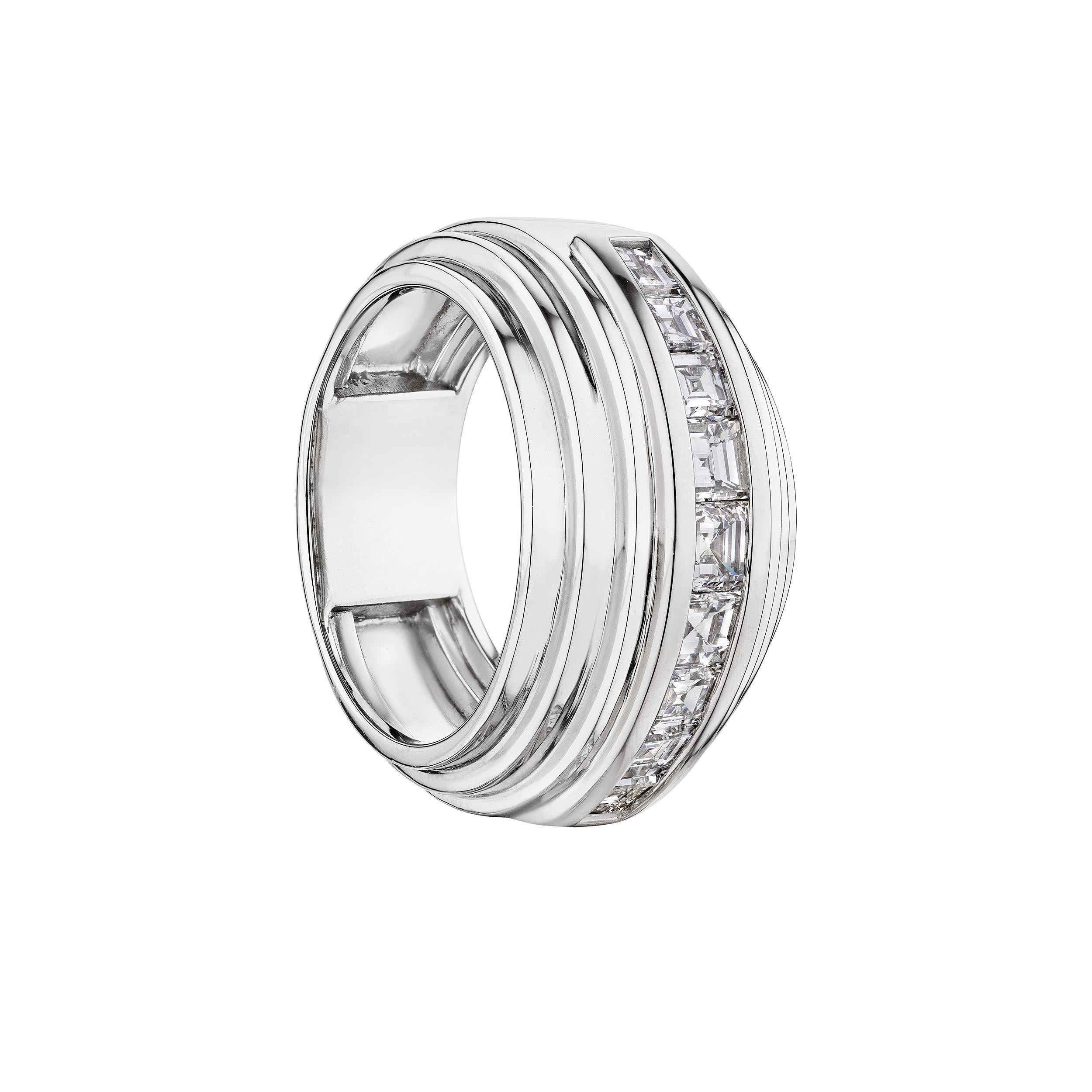 Dieser Van Cleef & Arpels Ring aus der Mitte des Jahrhunderts mit quadratisch geschliffenen Diamanten und Platin-Kuppelring hat ein klares, grafisches Stufendesign, das unwiderstehlich modern wirkt.  CIRCA 1945-50.  Signiert Van Cleef & Arpels mit
