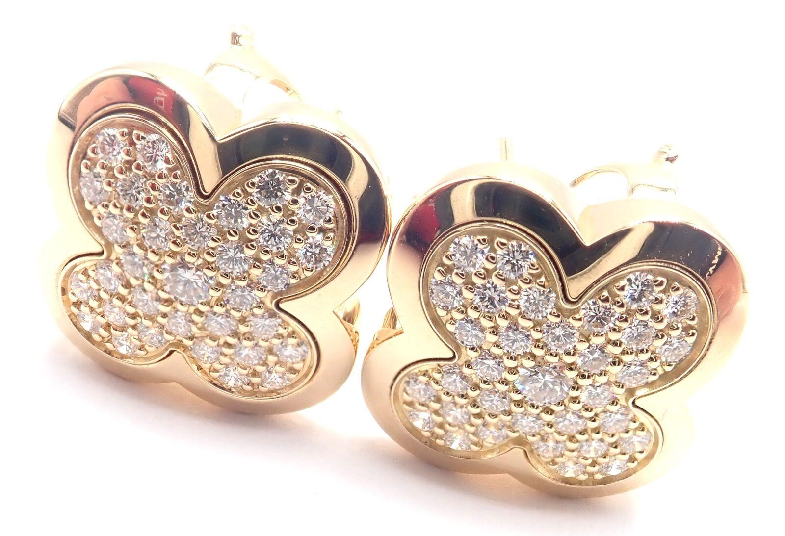 Boucles d'oreilles Alhambra en or jaune 18k et diamant pur par Van Cleef & Arpels.
Avec un diamant rond de taille brillante, pureté VVS1, couleur E, poids total 1,65 ct.
Ces boucles d'oreilles sont destinées aux oreilles percées.
Détails