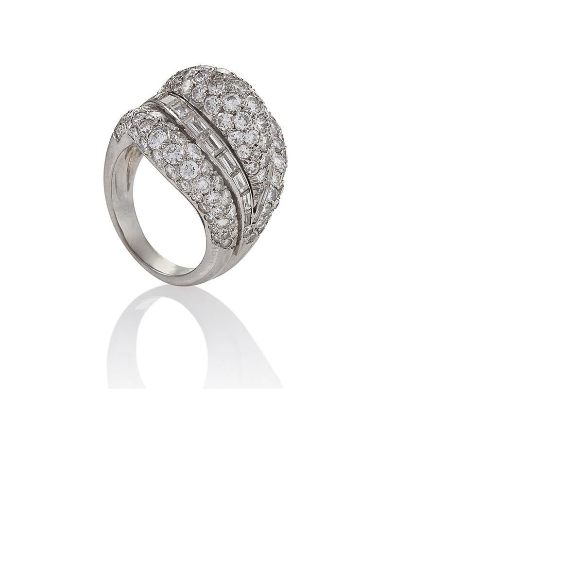 Dieser Bombé-Ring von Van Cleef & Arpels aus der Mitte des Jahrhunderts ist ein auffallendes und sinnliches Design, das mit über zehn Karat Diamanten besetzt ist. Die voluminöse Form, die von runden Brillanten durchzogen und von stromlinienförmigen