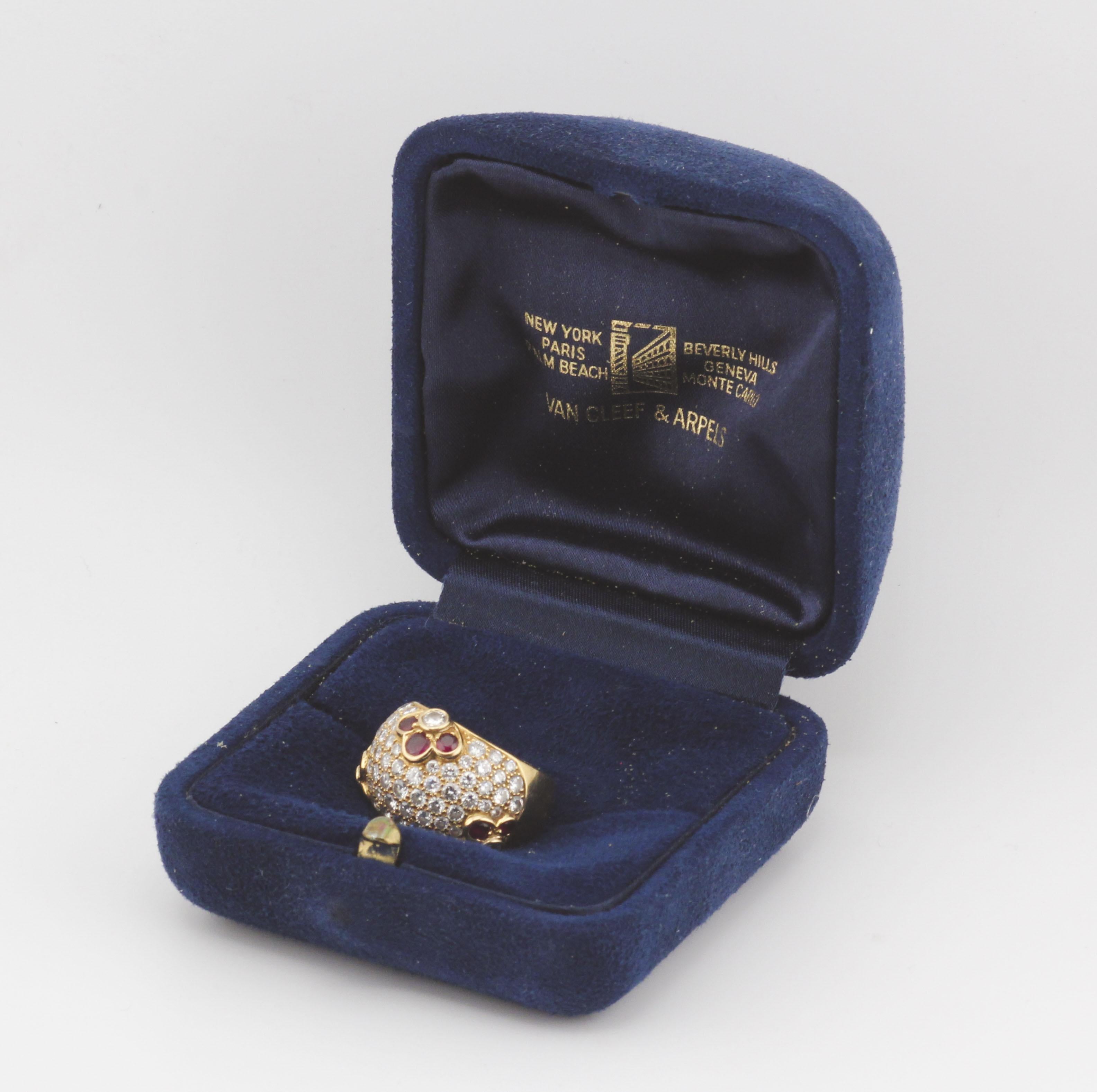 Taille brillant Van Cleef & Arpels Bague dôme fleur en or jaune 18k diamant rubis Taille 5.5 en vente