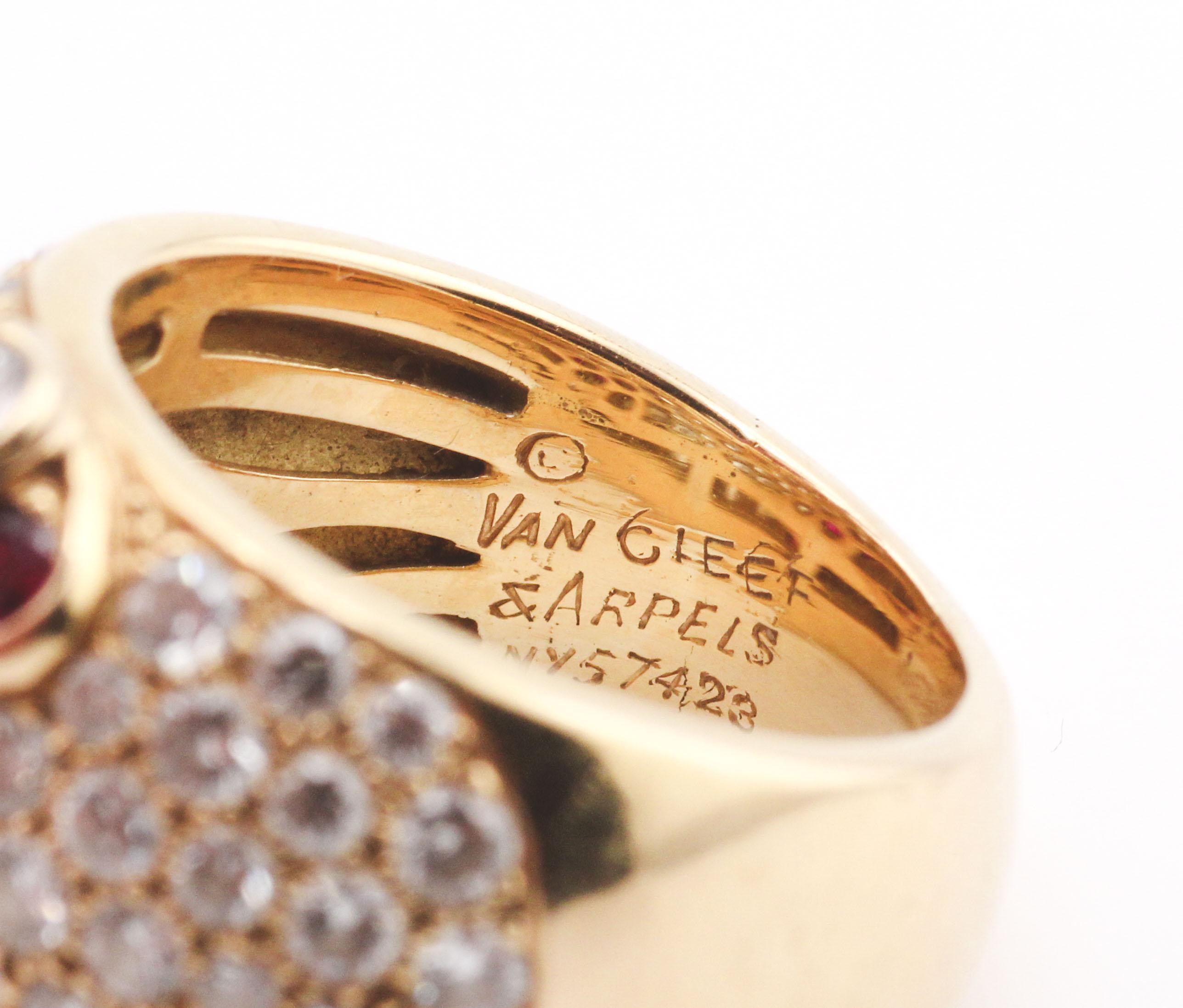 Van Cleef & Arpels Bague dôme fleur en or jaune 18k diamant rubis Taille 5.5 Bon état - En vente à Simpsonville, SC