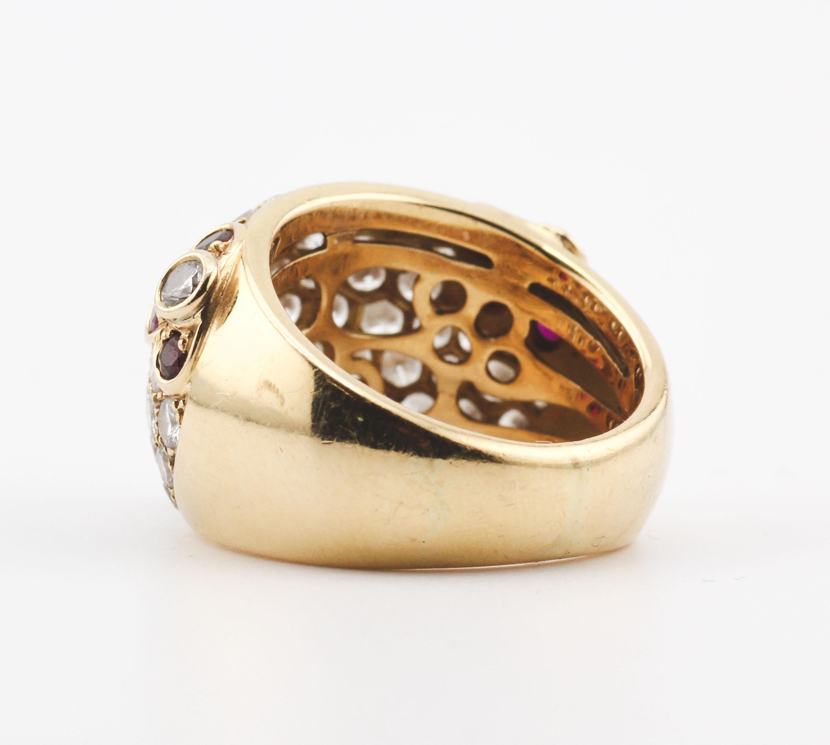 Van Cleef & Arpels Bague dôme fleur en or jaune 18k diamant rubis Taille 5.5 en vente 2