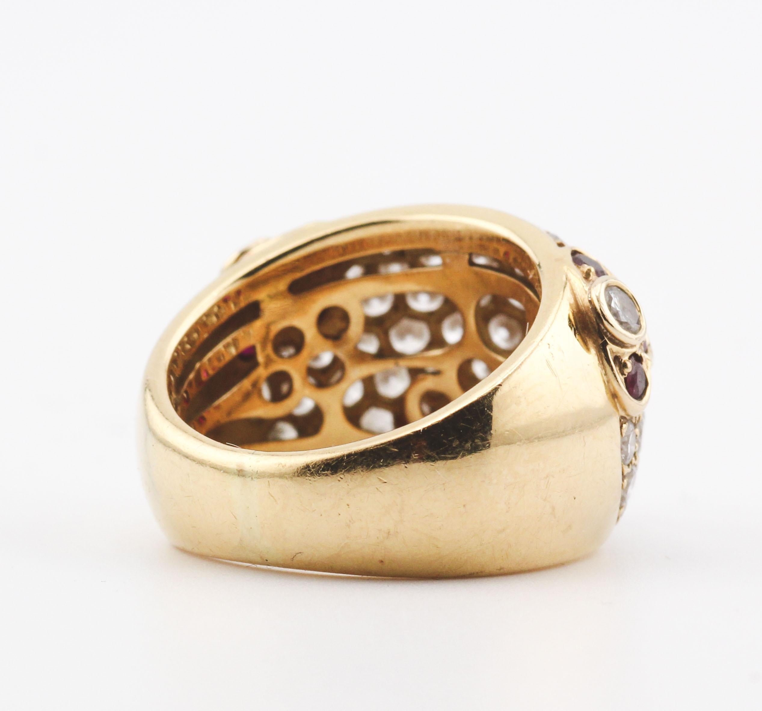 Van Cleef & Arpels Bague dôme fleur en or jaune 18k diamant rubis Taille 5.5 en vente 3