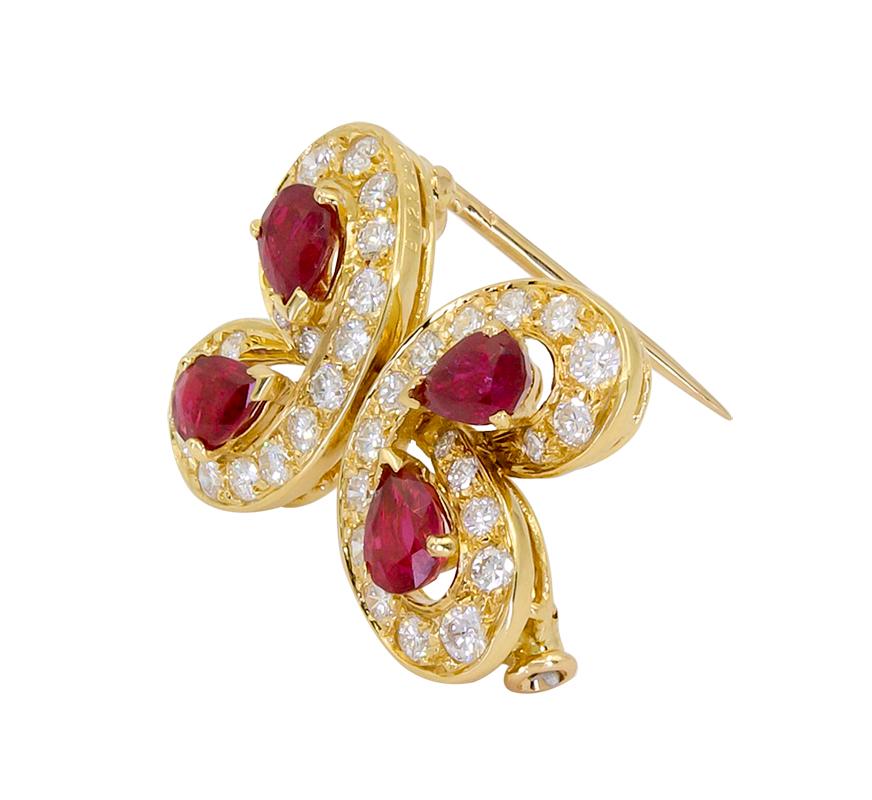 Van Cleef & Arpels Diamond Ruby Butterfly Brooch in 18k Yellow Gold.

A petite butterfly brooch by Van Cleef & Arpels dating from the 1980s. This abstract pin features a quatrefoil with oval-cut radiant rubies framed with white round brilliant