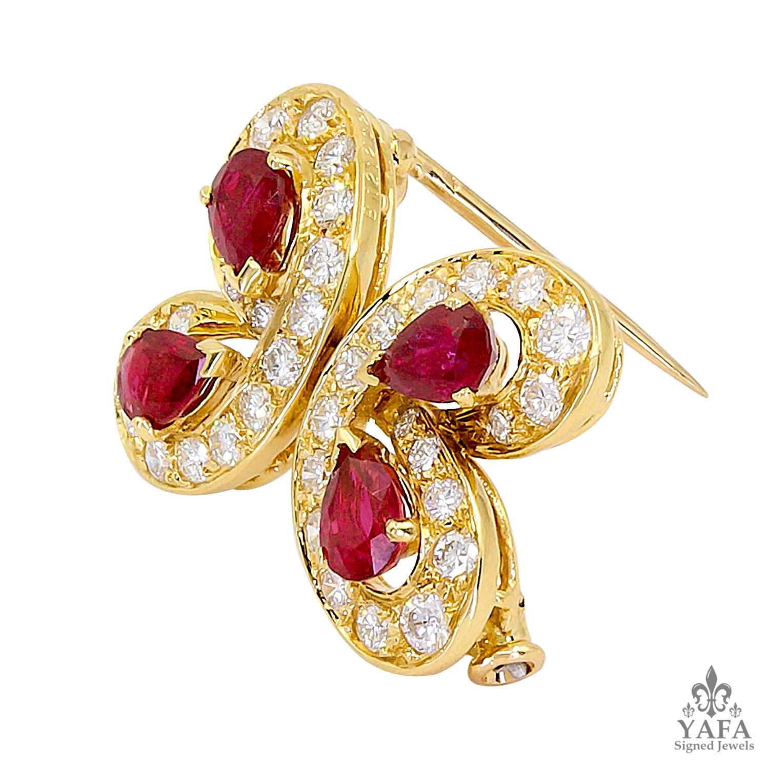 Pequeño broche mariposa de Van Cleef & Arpels de los años ochenta. Este alfiler abstracto presenta un cuatrifolio con rubíes radiantes de talla oval enmarcados con diamantes blancos brillantes redondos, todo ello montado en oro amarillo.

Mide