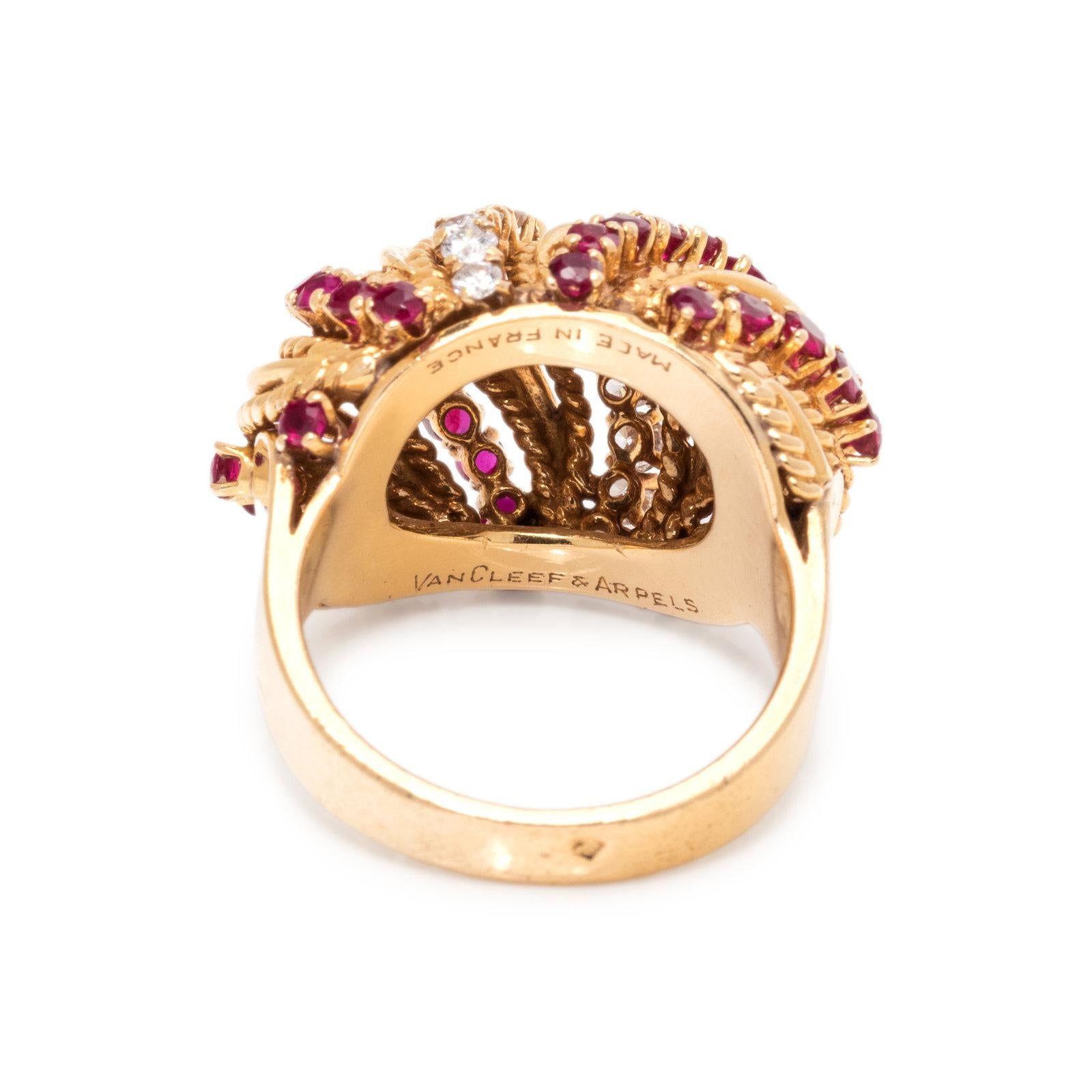 Taille ronde Van Cleef & Arpels Bague en or jaune avec diamants et rubis en vente