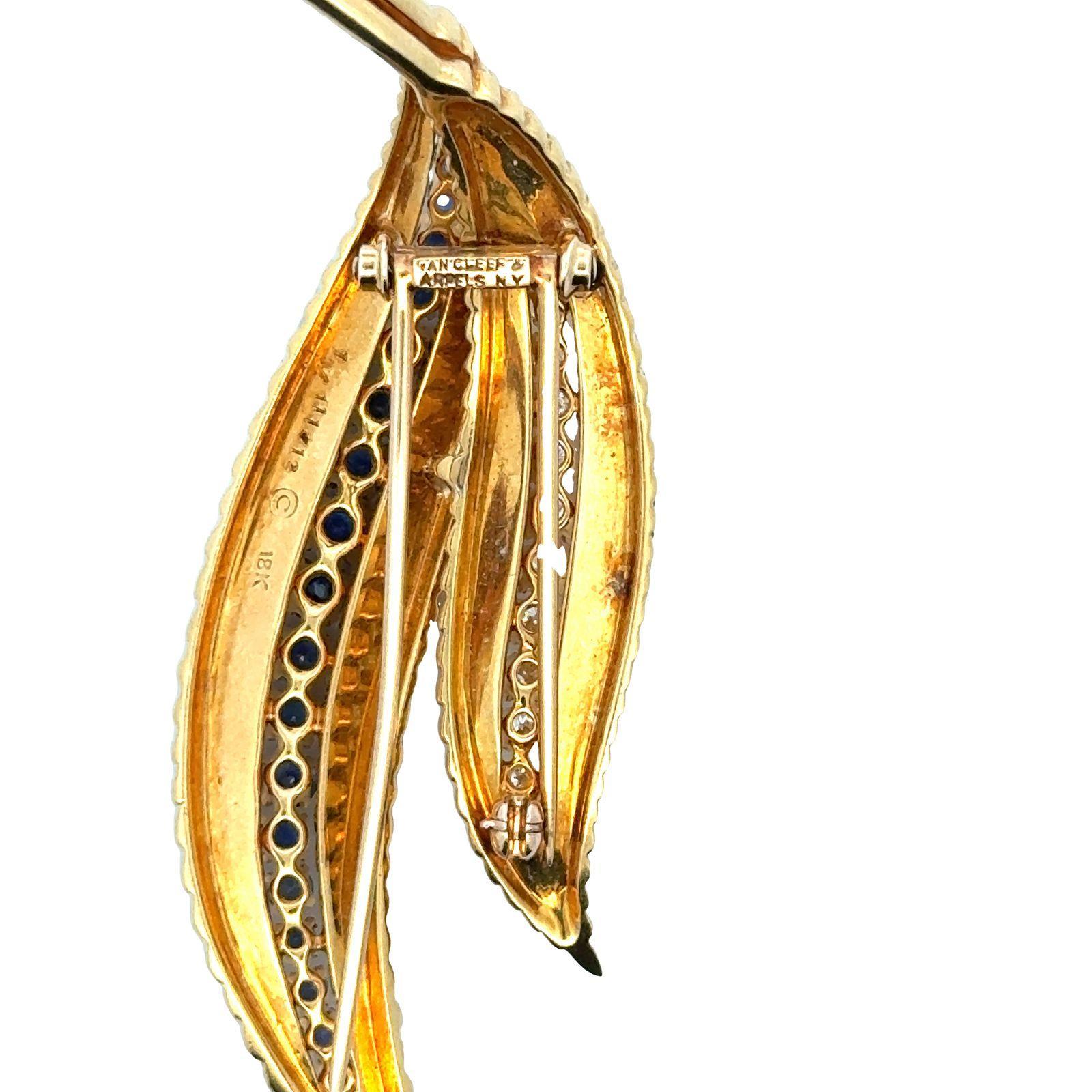 Round Cut Van Cleef & Arpels Diamond Sapphire 18 Karat Yellow Gold Vintage Leaf Brooch For Sale