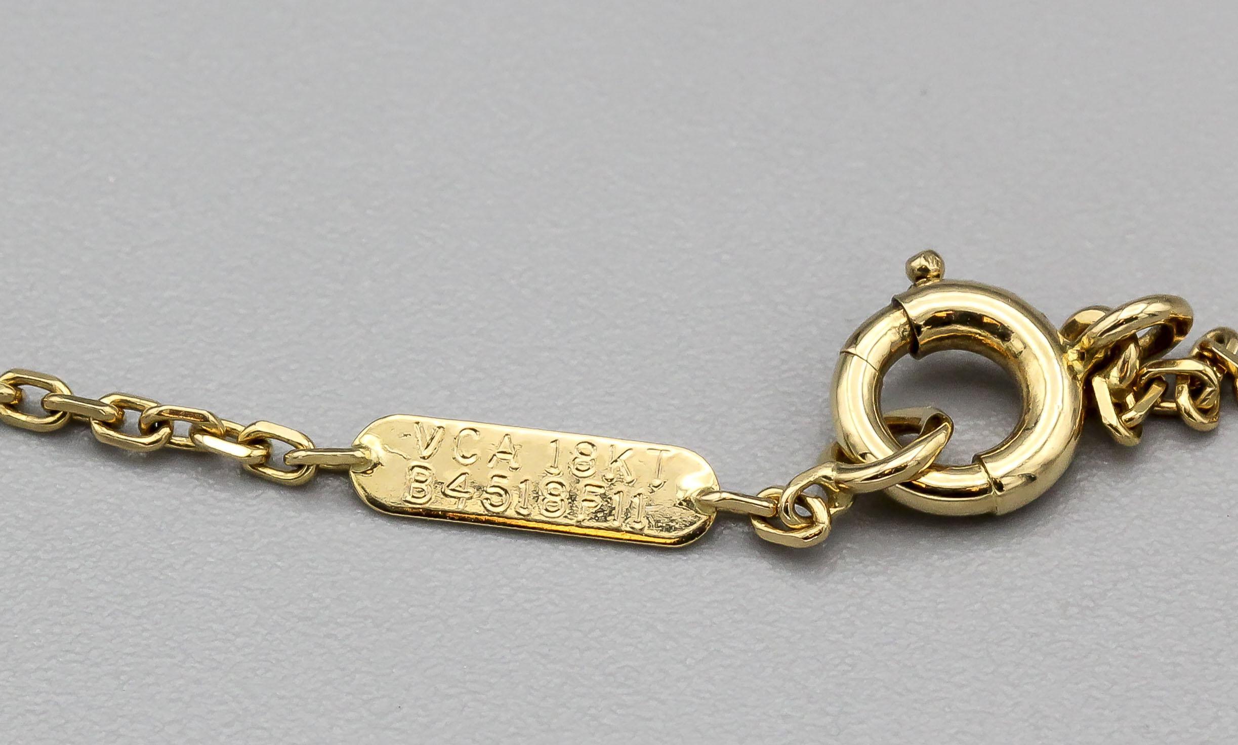 Van Cleef & Arpels, collier pendentif fleur en or jaune 18 carats avec diamants et saphirs en vente 2