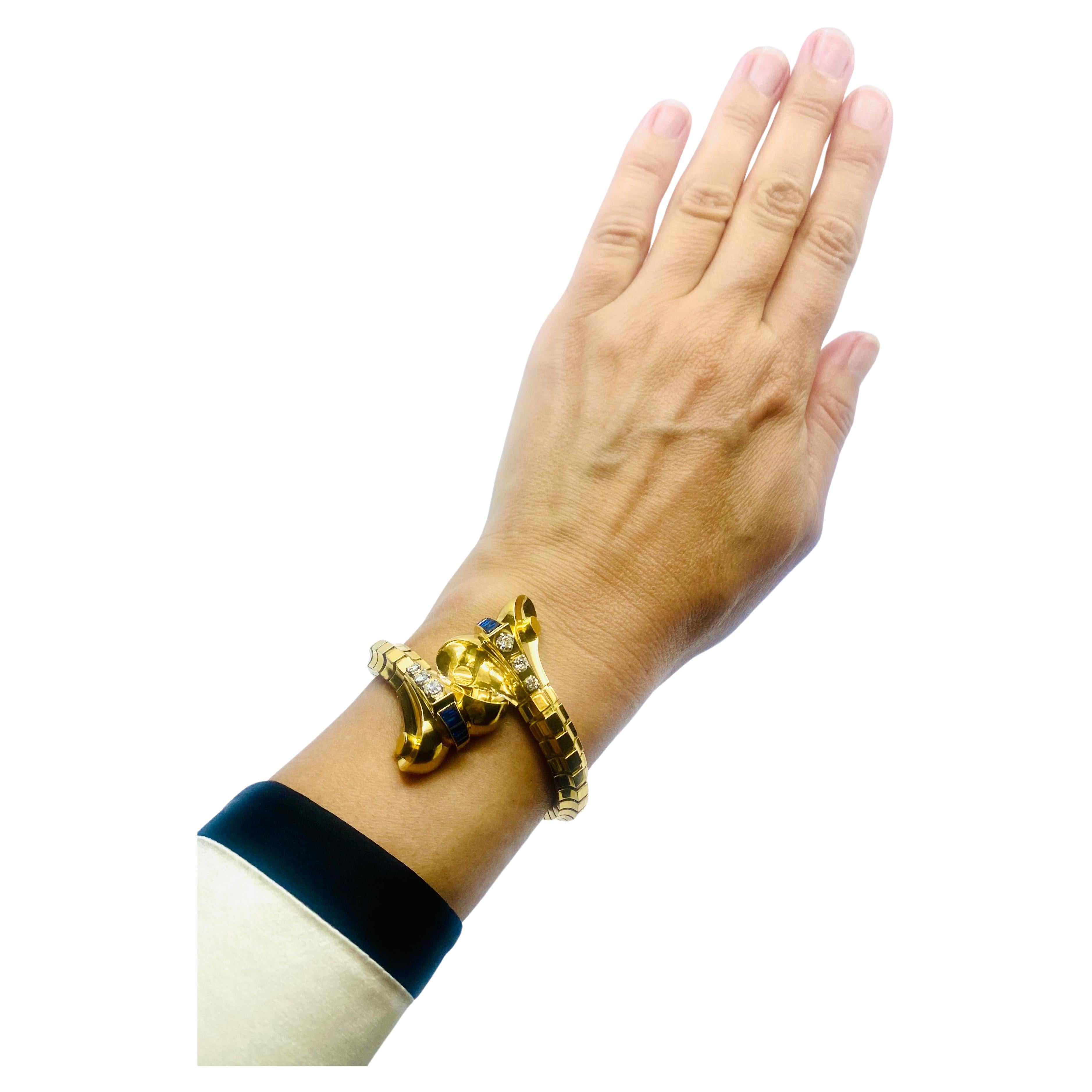 Un raro bracciale vintage in oro Van Cleef & Arpels con design a serpente; presenta zaffiri e diamanti.u2028Il bracciale è realizzato come due serpenti cobra stilizzati, con le teste affiancate. I 