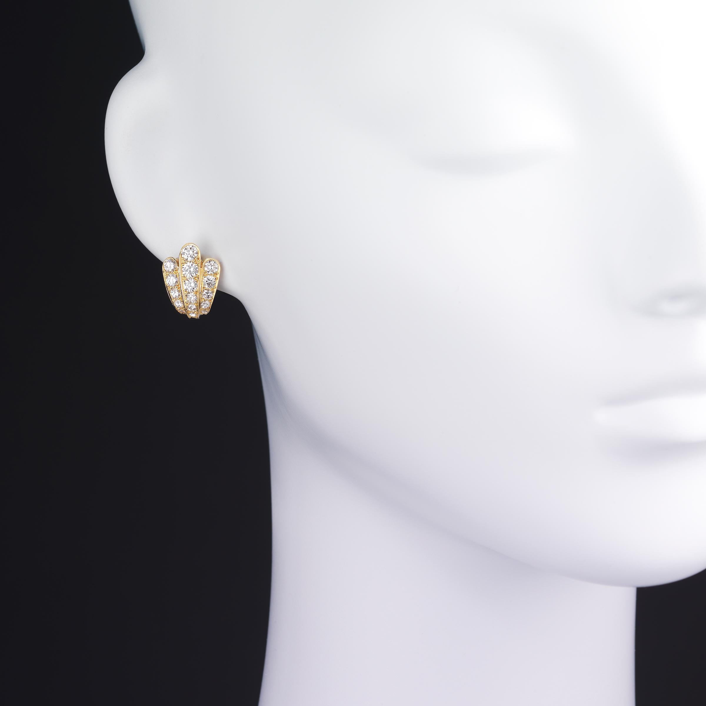 Brilliant Cut Van Cleef & Arpels Diamond Scallop Shell Vintage Earrings in 18K Gold