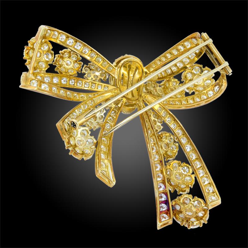 Round Cut Van Cleef & Arpels Diamond Yellow Gold Snowflakes Bow Brooch