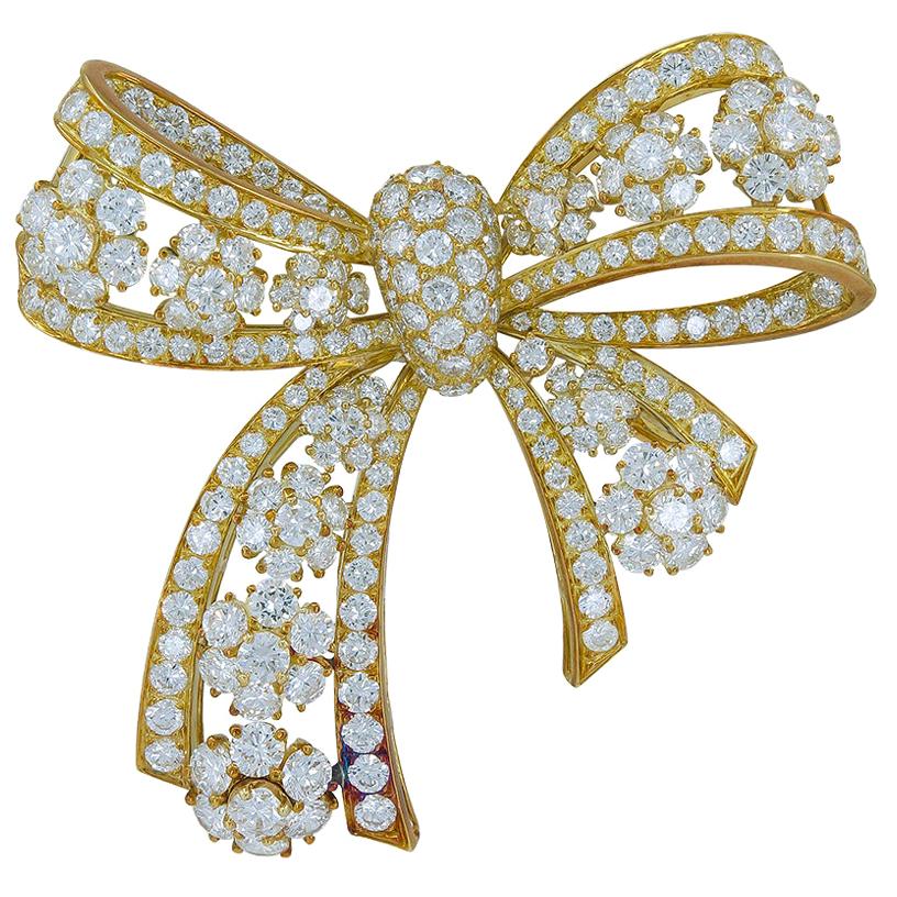 Van Cleef & Arpels Diamond Yellow Gold Snowflakes Bow Brooch