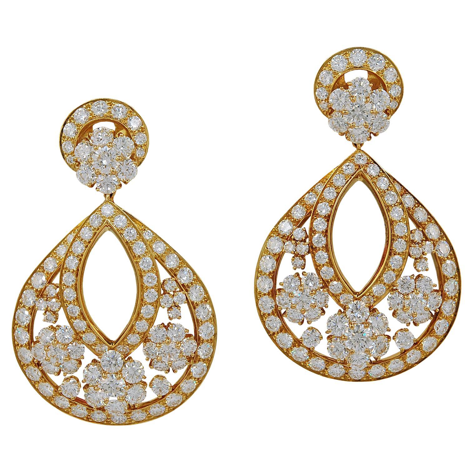 Van Cleef & Arpels Vintage Original Diamond Snowflakes Yellow Gold Earrings
