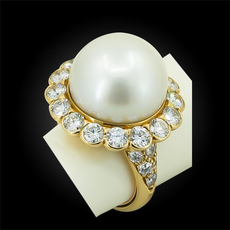 VAN CLEEF & ARPELS South Sea Pearl Diamond Ring in 18k Yellow Gold.

Emblematic of the magnificent pearl jewels from Van Cleef & Arpels in the 1980s, this cocktail ring features a noteworthy South Sea pearl surrounded by a halo of diamonds. The size